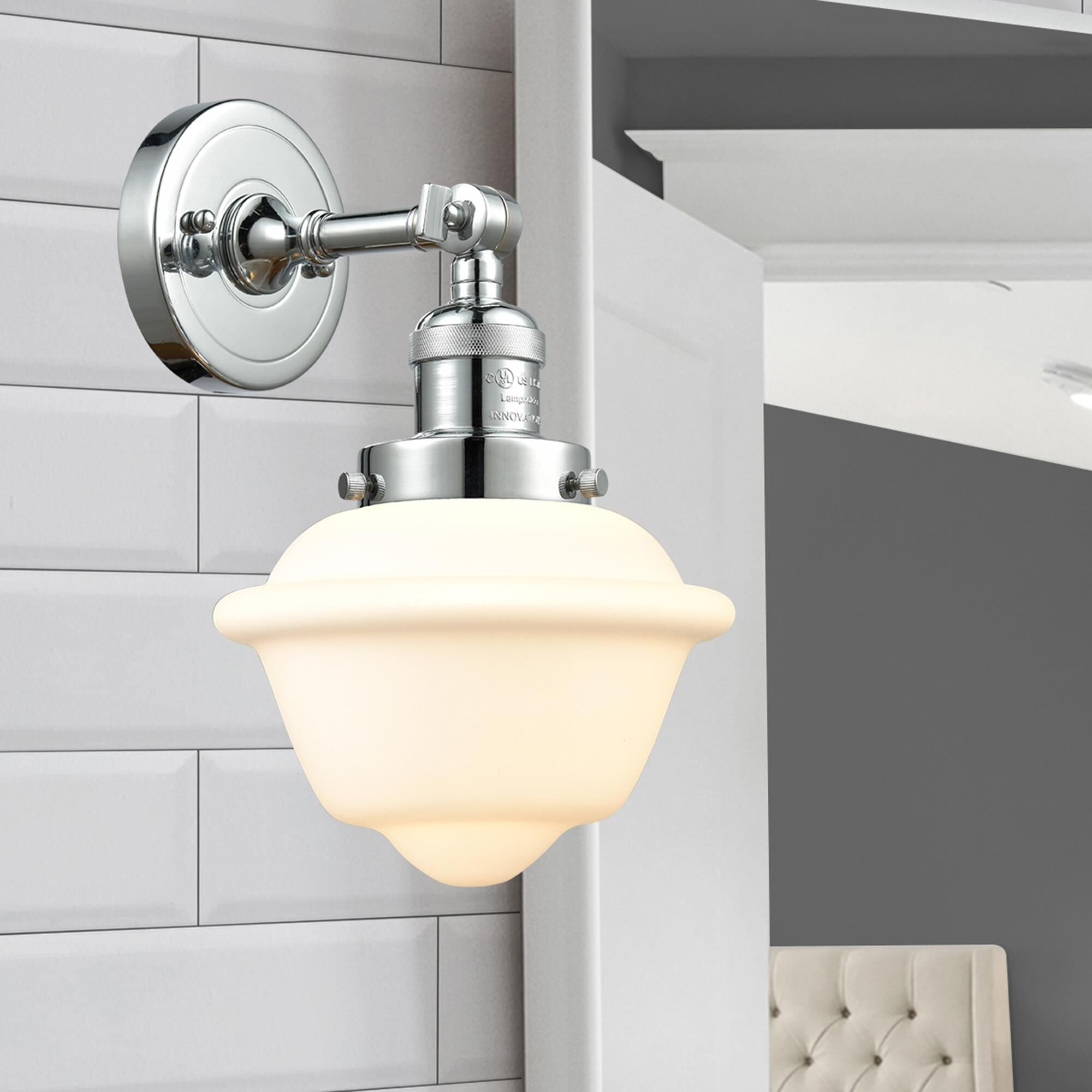 Shown in Polished Chrome finish and Matte White glass