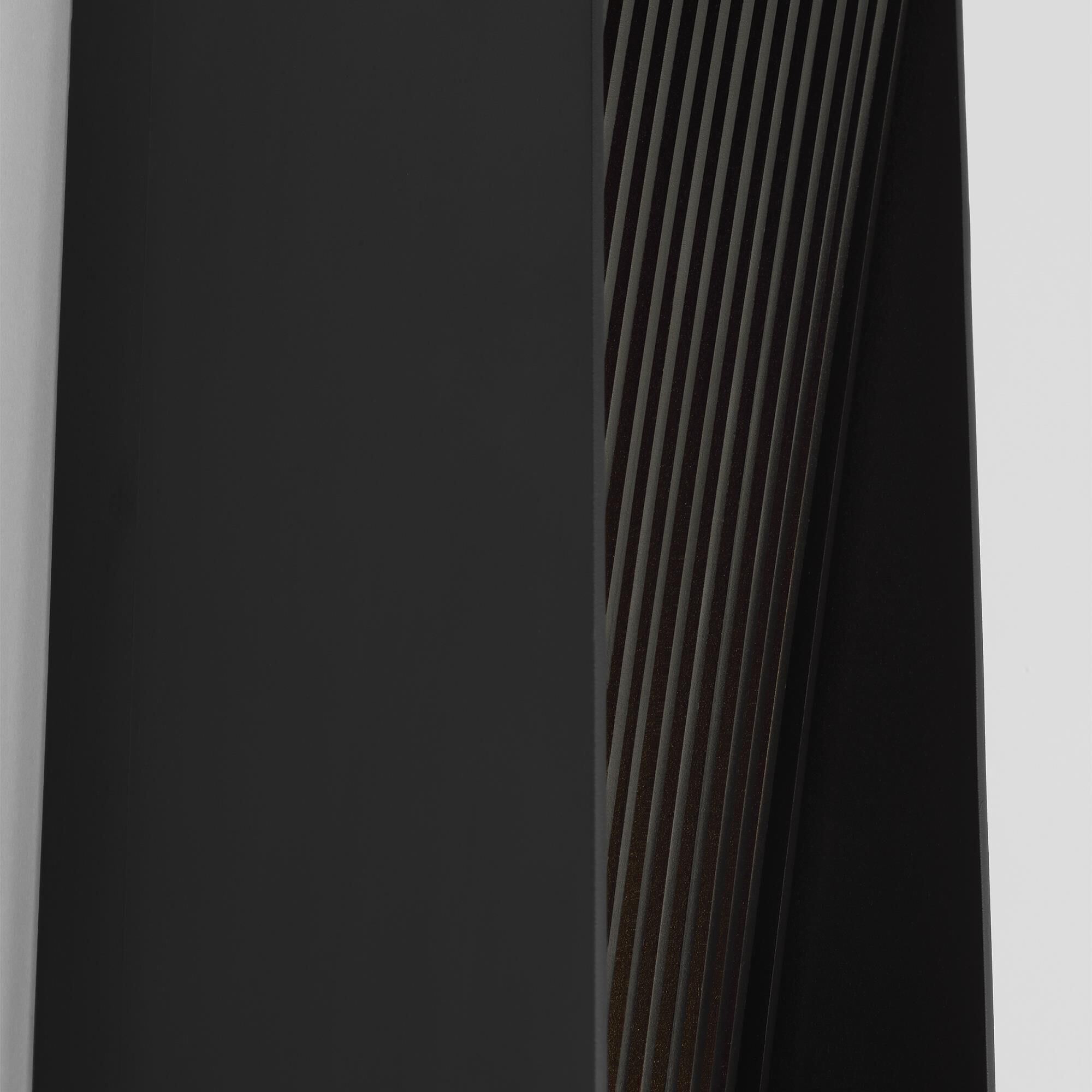 Shown in Outdoor Black finish and Aluminum shade