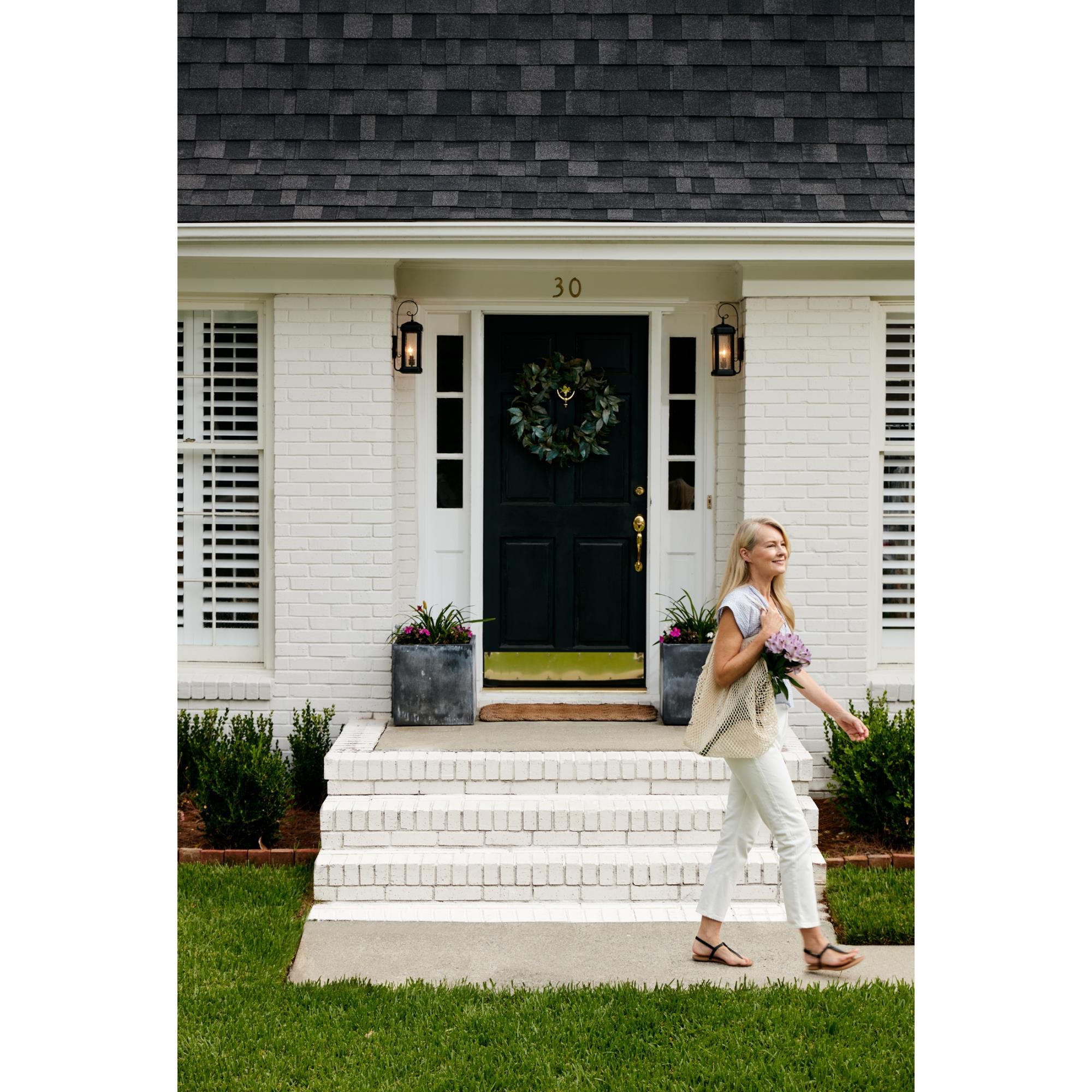 Shown in Mystic Black finish and Clear Seedy glass