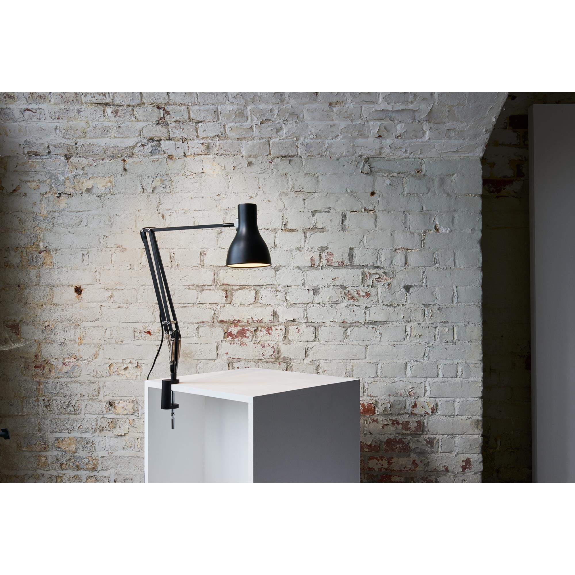 Shown in Jet Black finish and Aluminum shade