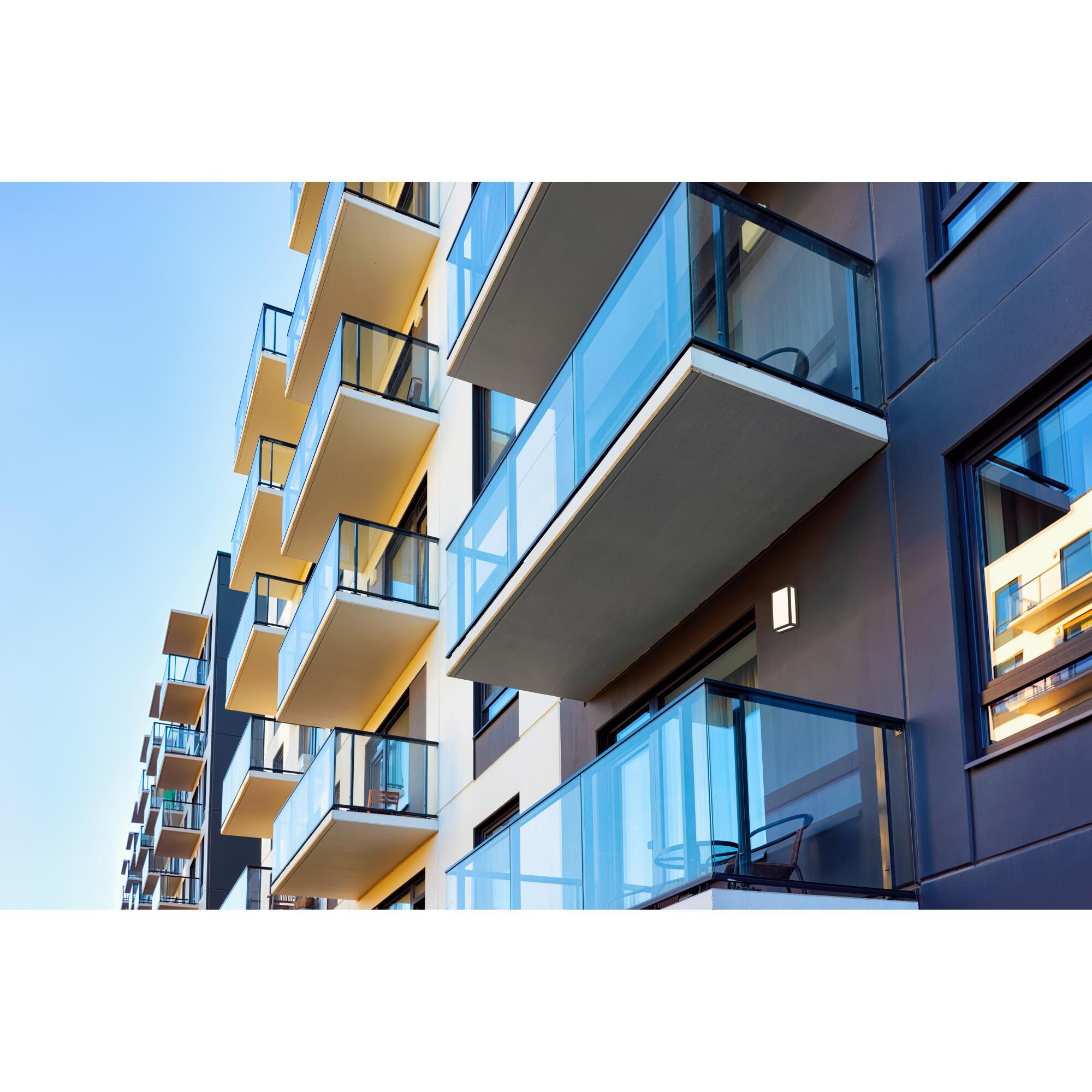 Shown in Bronze finish and Clear Acrylic shade