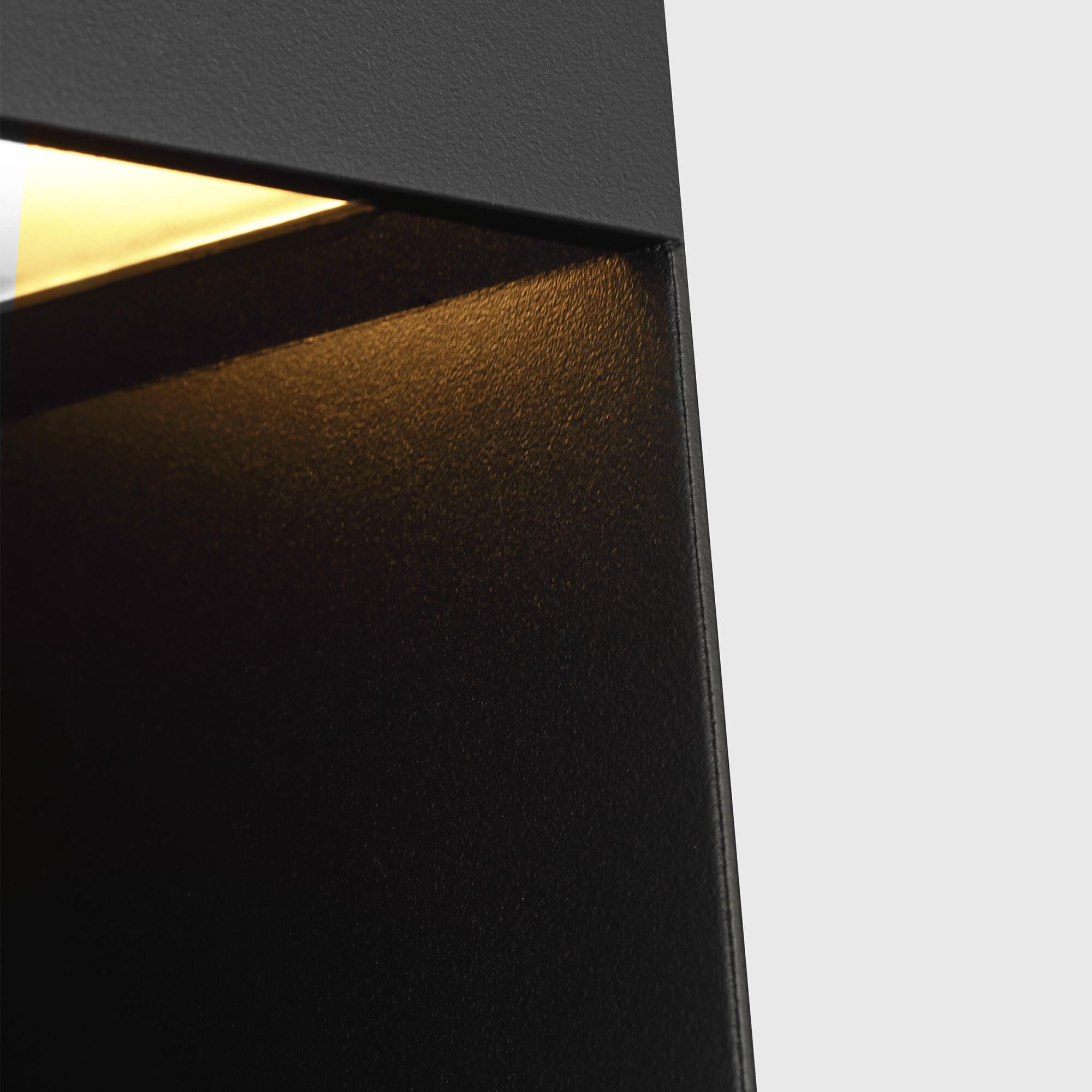 Shown in Outdoor Black finish and Aluminum shade