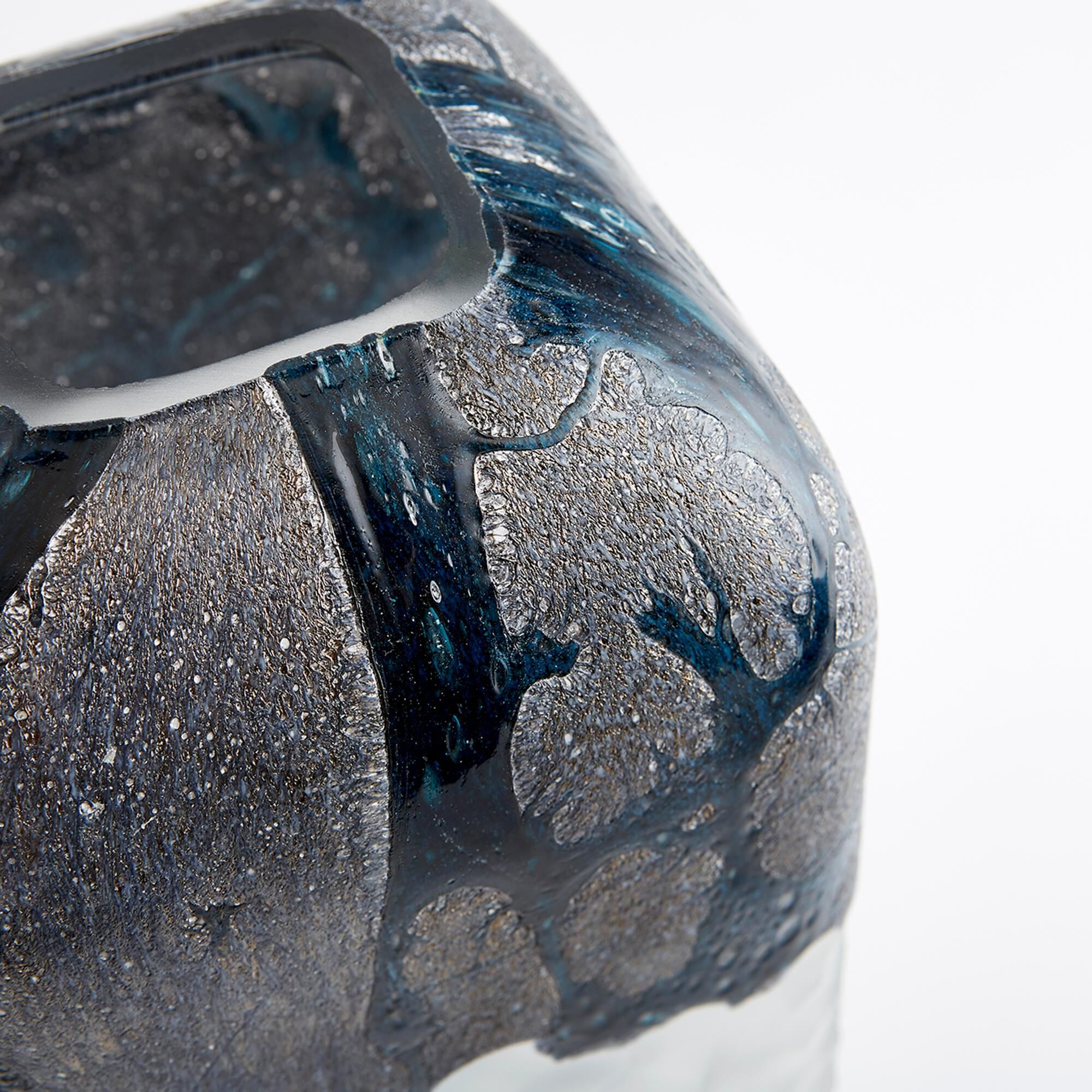 Shown in Blue And White finish