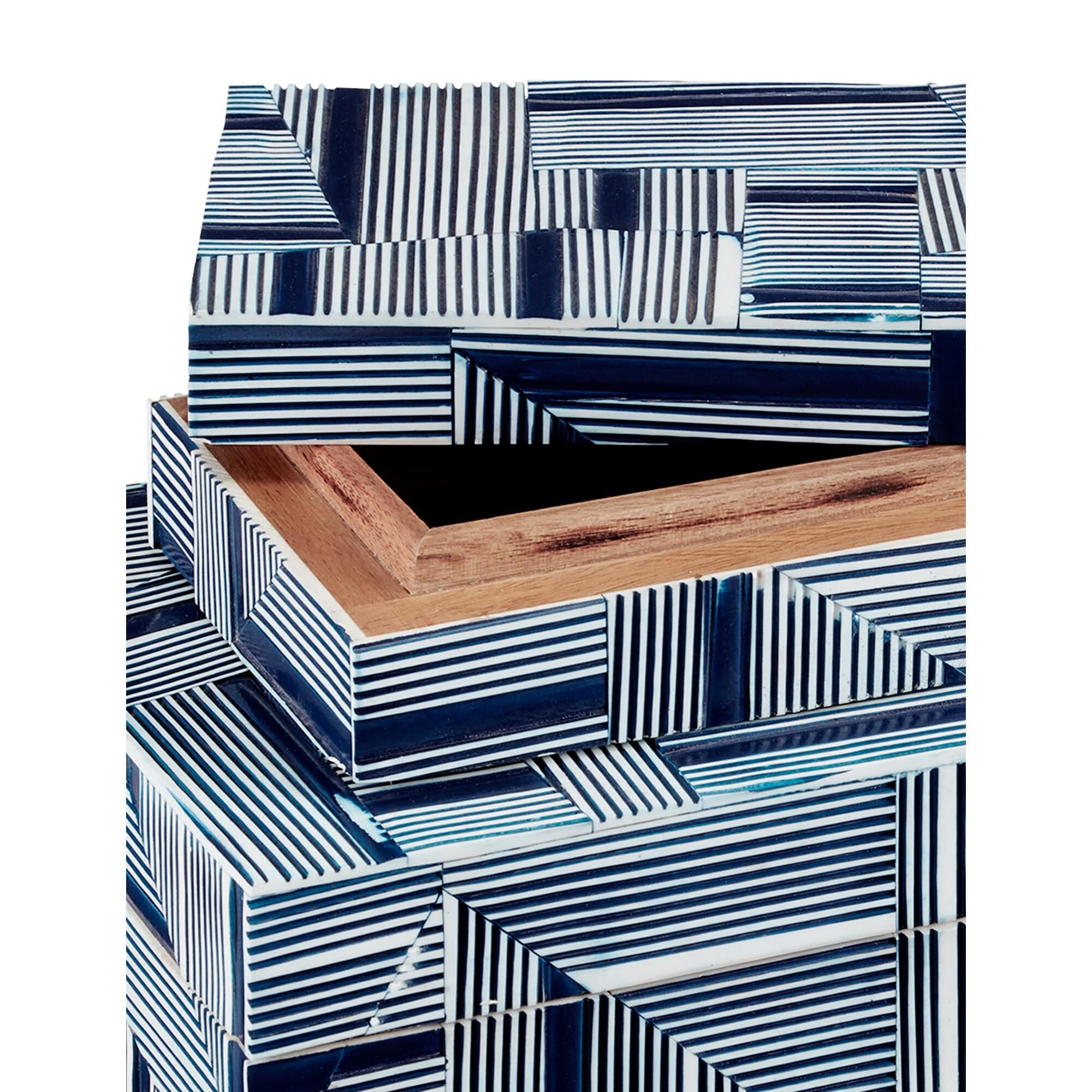 Shown in Blue/White finish