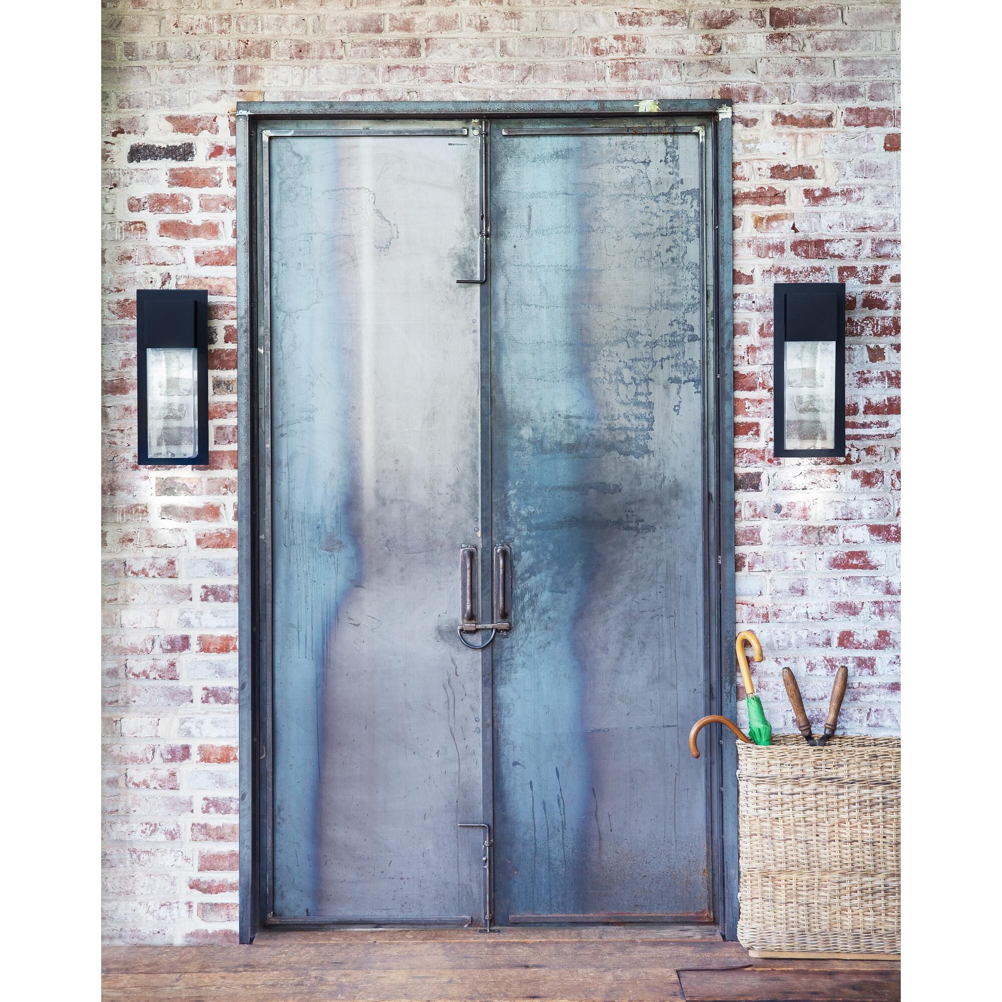 Shown in Black finish and Clear Seedy glass