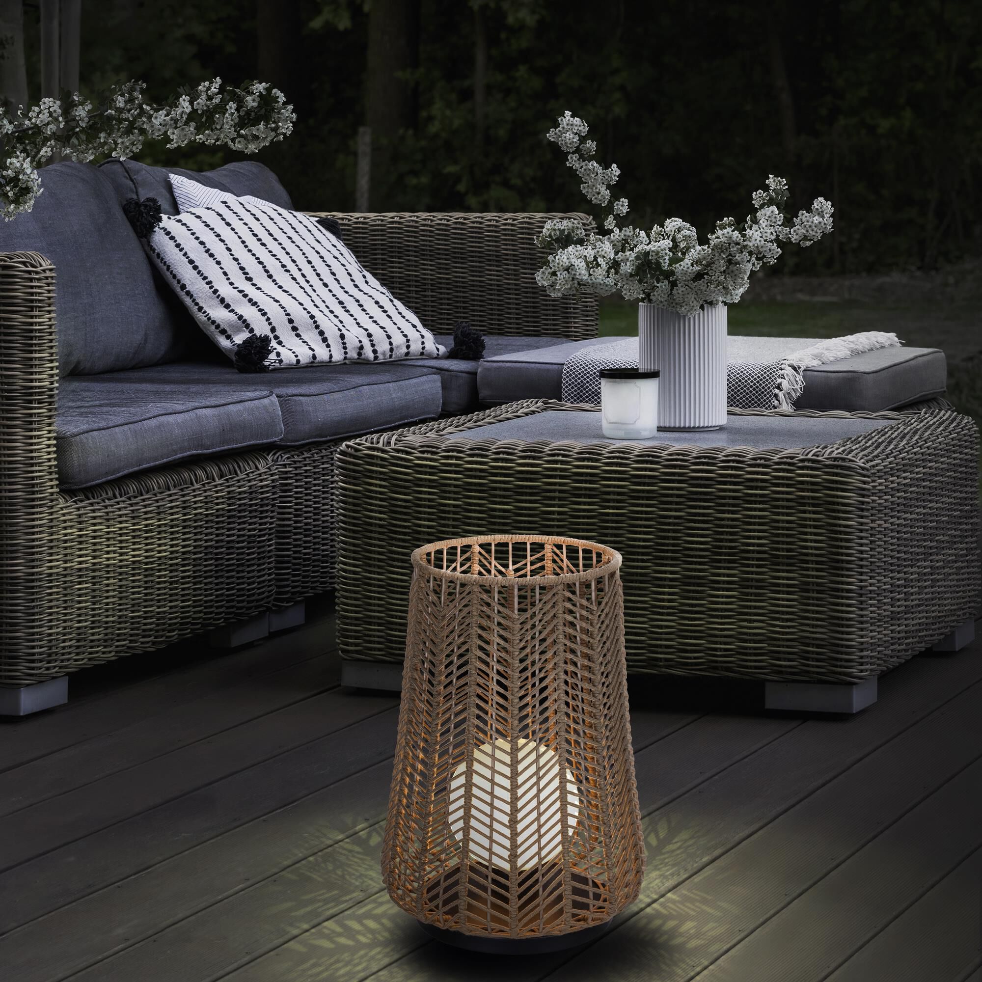 Shown in Brown finish and Brown Rope shade