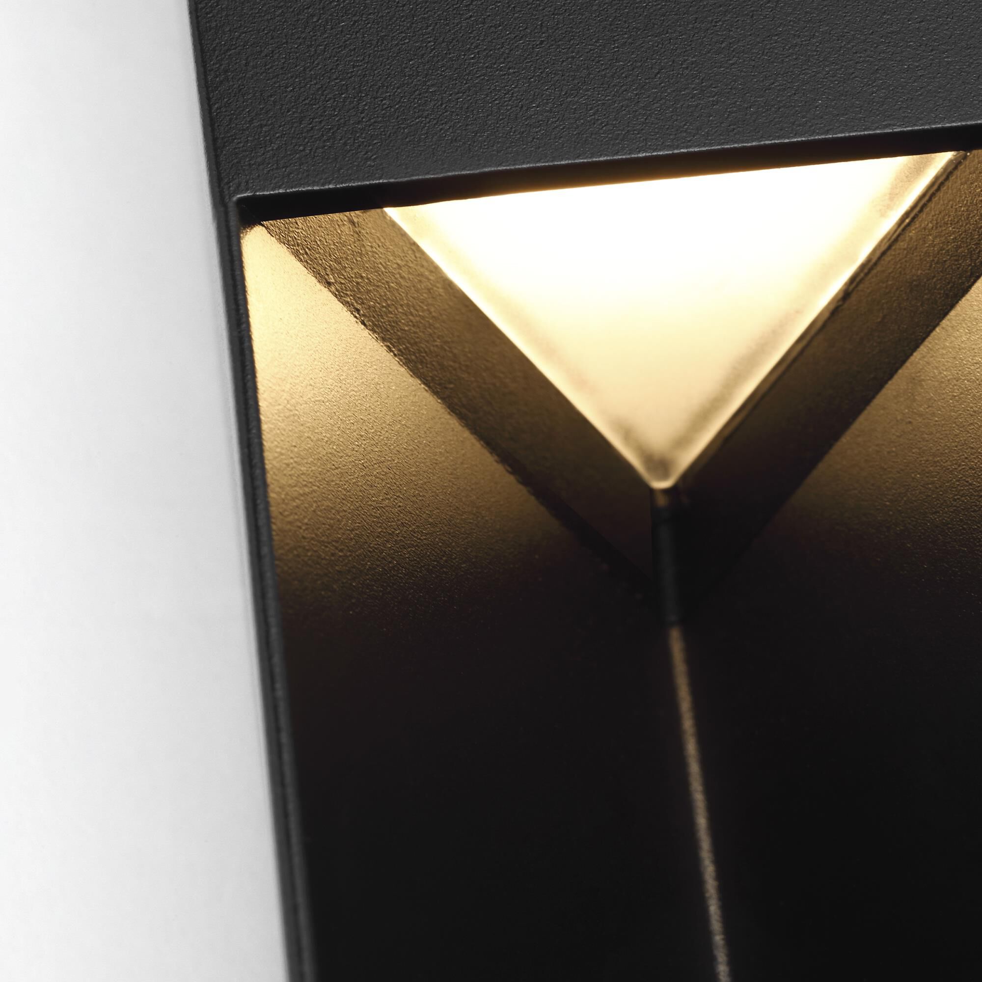 Shown in Outdoor Black finish and Aluminum shade