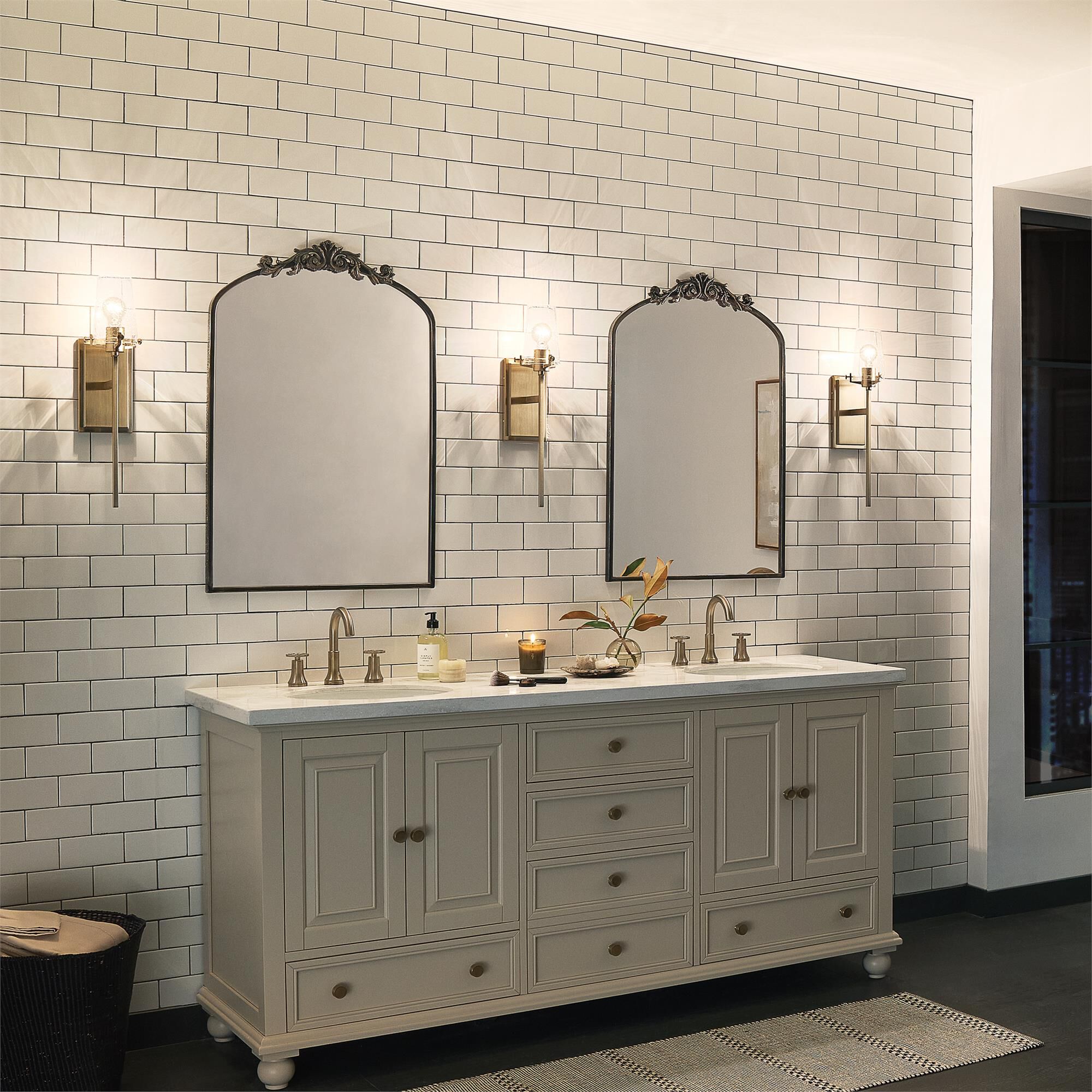 Shown in Champagne Bronze finish and Clear Seeded glass