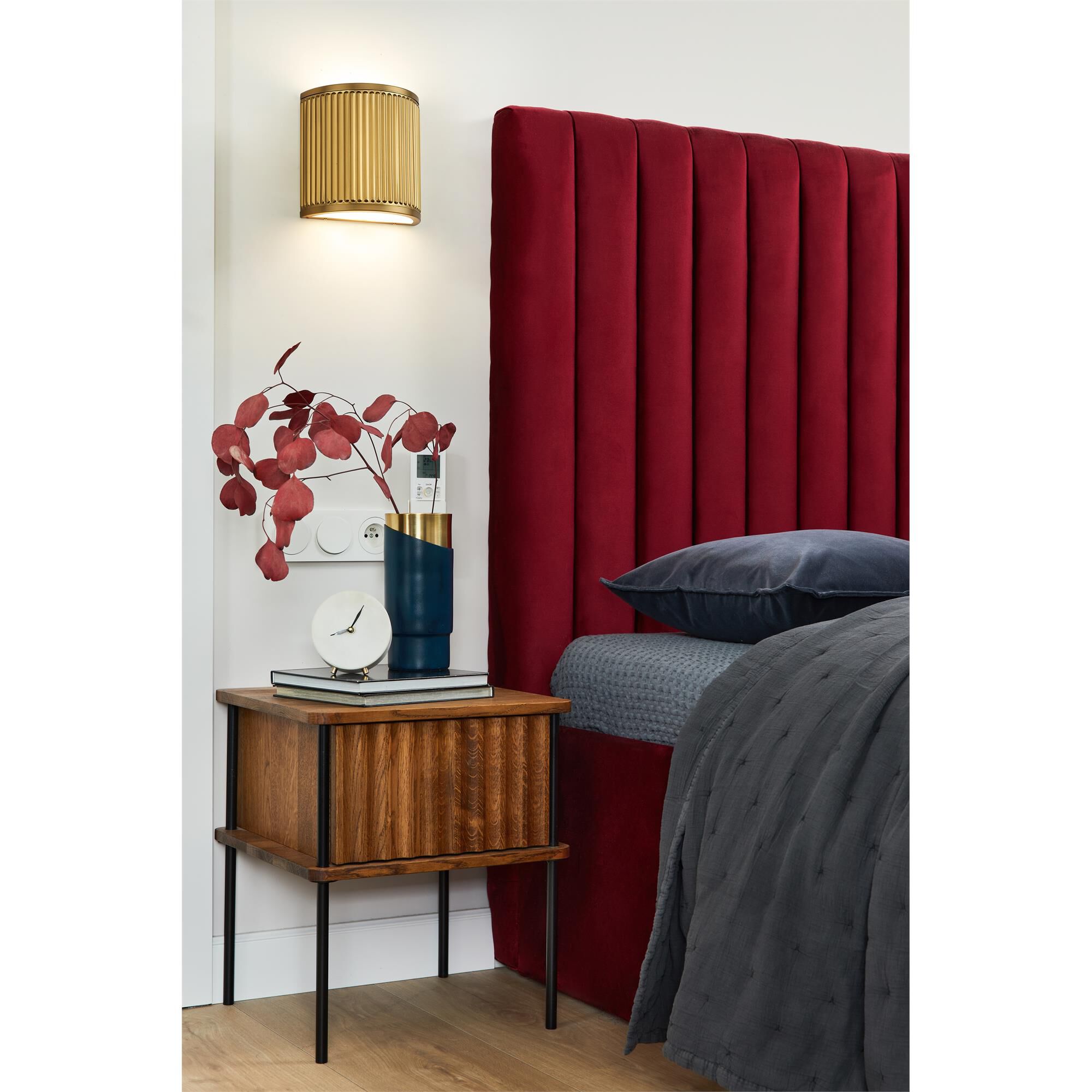 Shown in Modern Gold finish and Frosted glass and Frosted shade