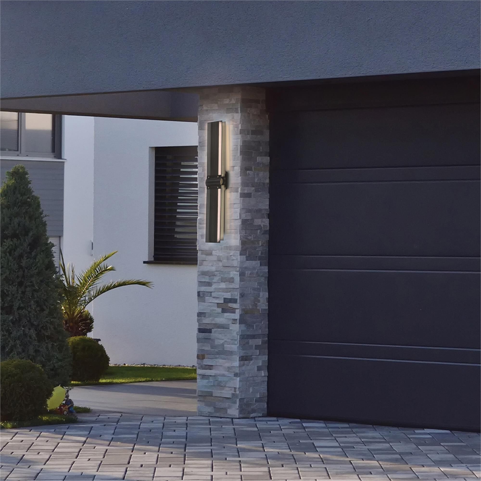 Shown in Black+gold finish and Pc shade