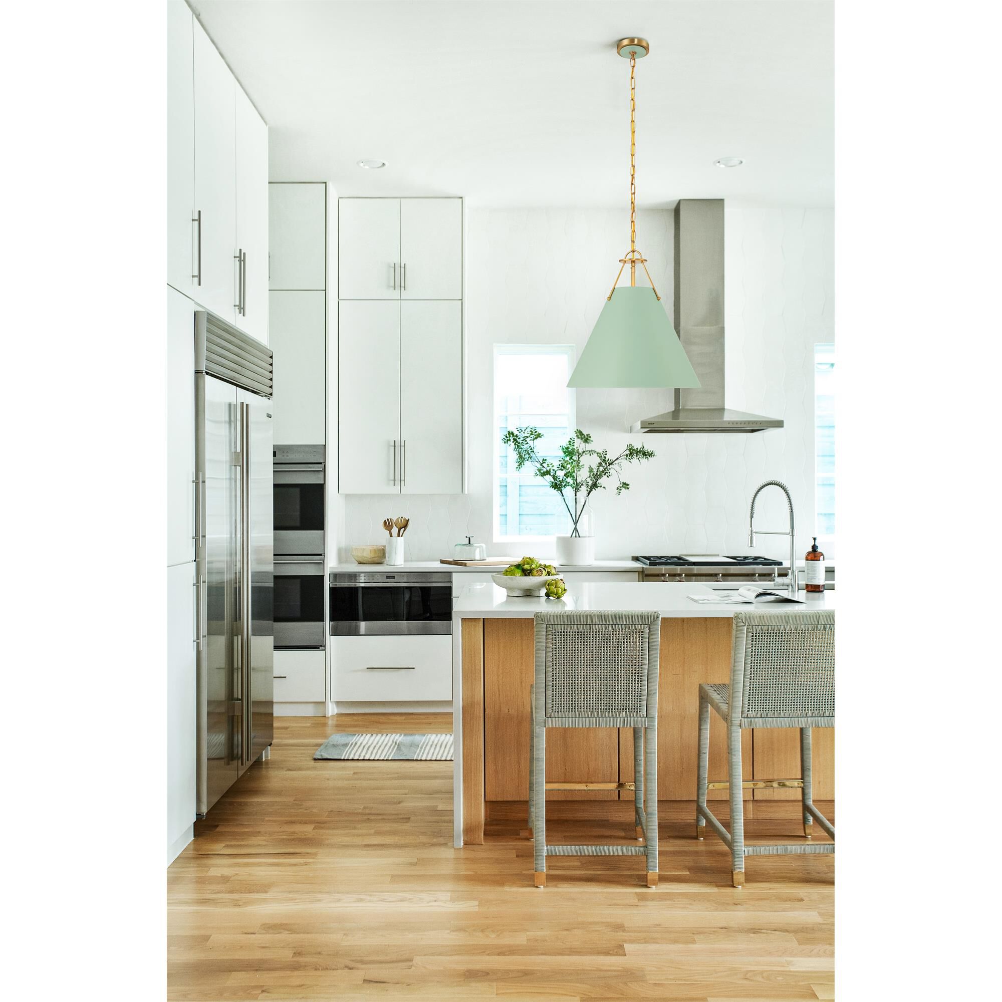 Shown in Vibrant Gold + Green finish and Steel shade