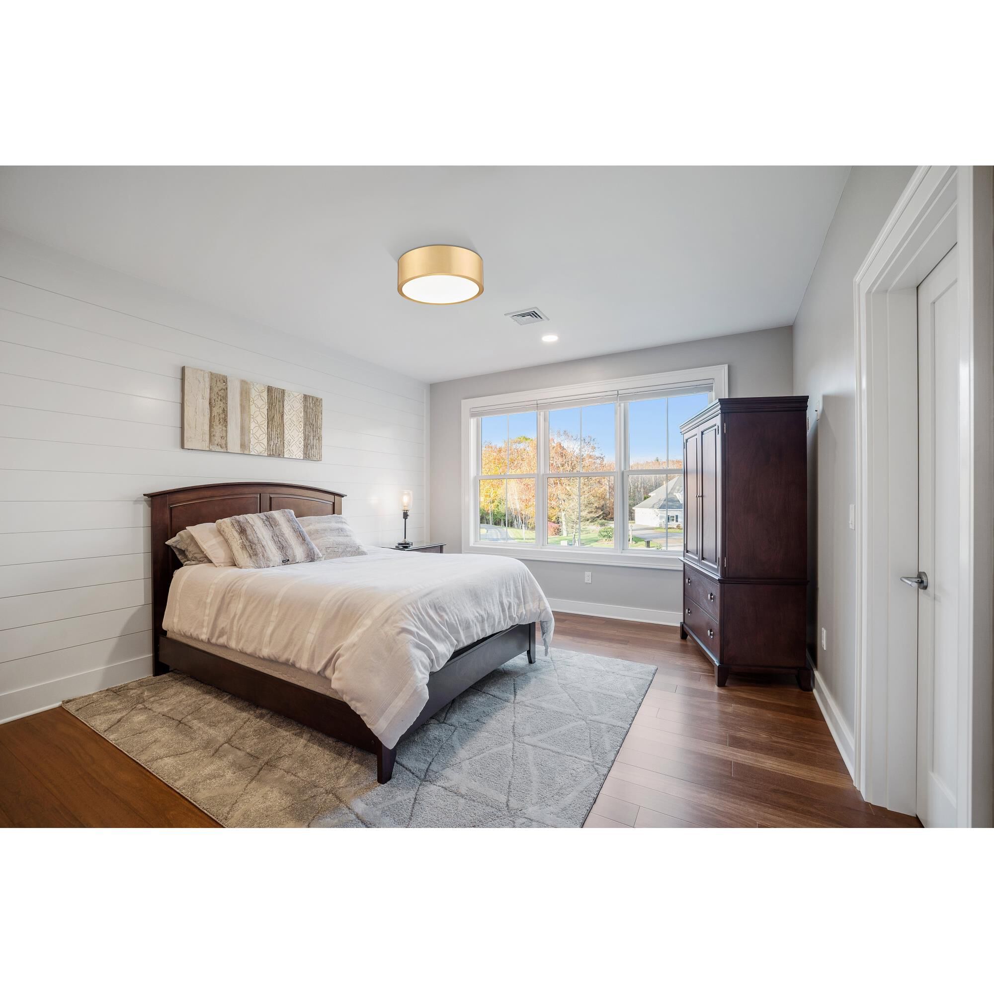 Shown in Modern Gold finish and Frosted glass and Frosted shade