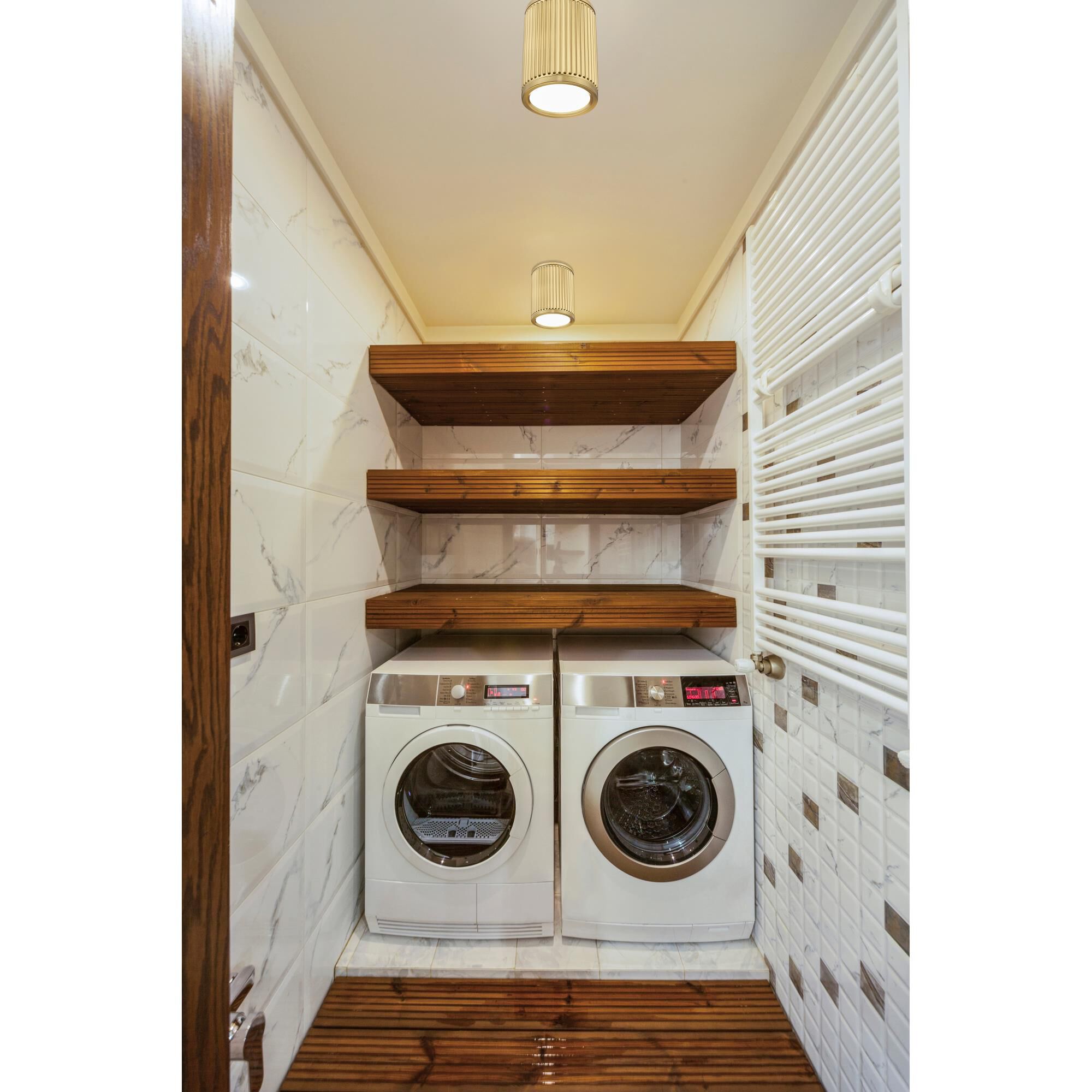 Shown in Modern Gold finish and Frosted glass and Frosted shade