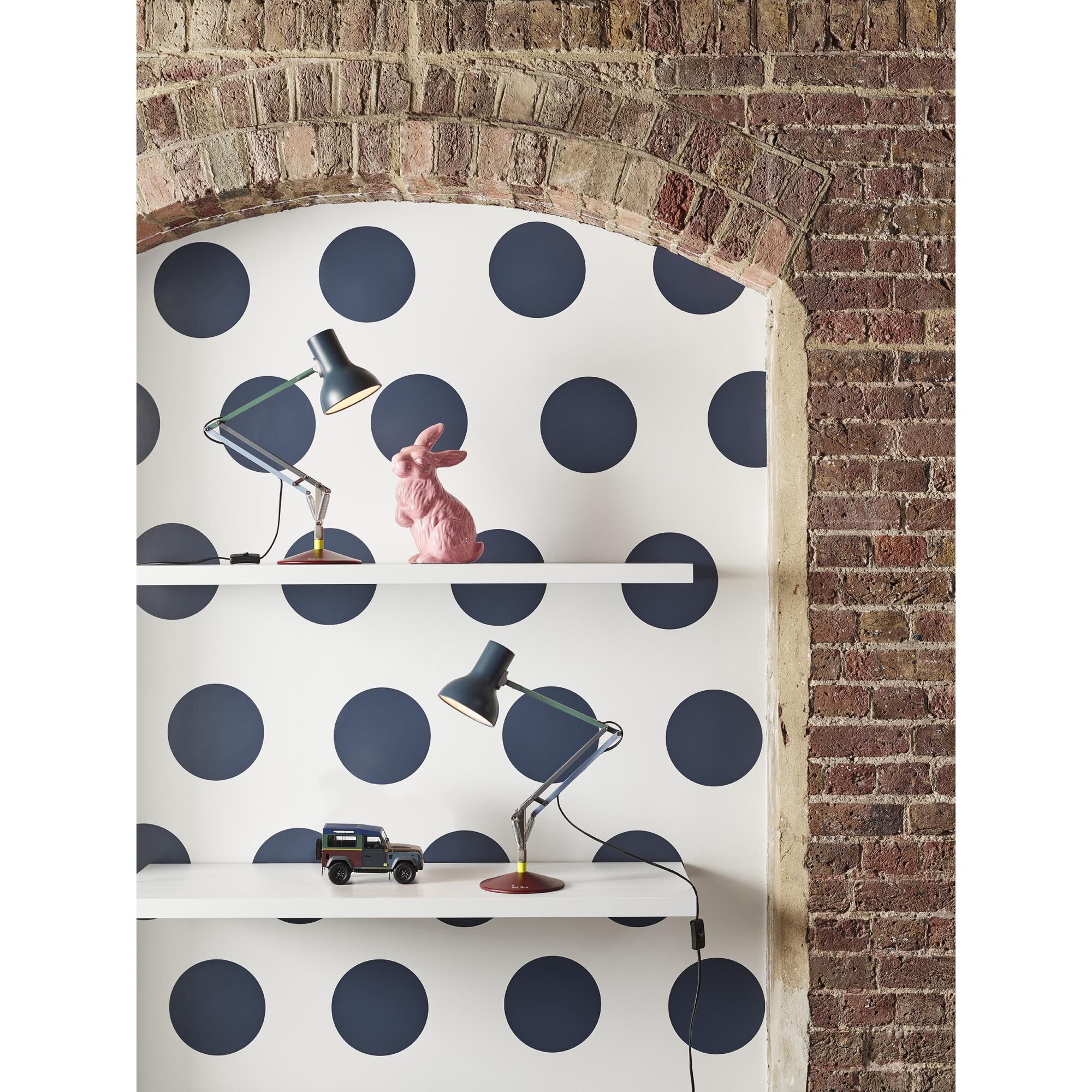 Shown in Edition 4 Multi finish and Aluminum shade