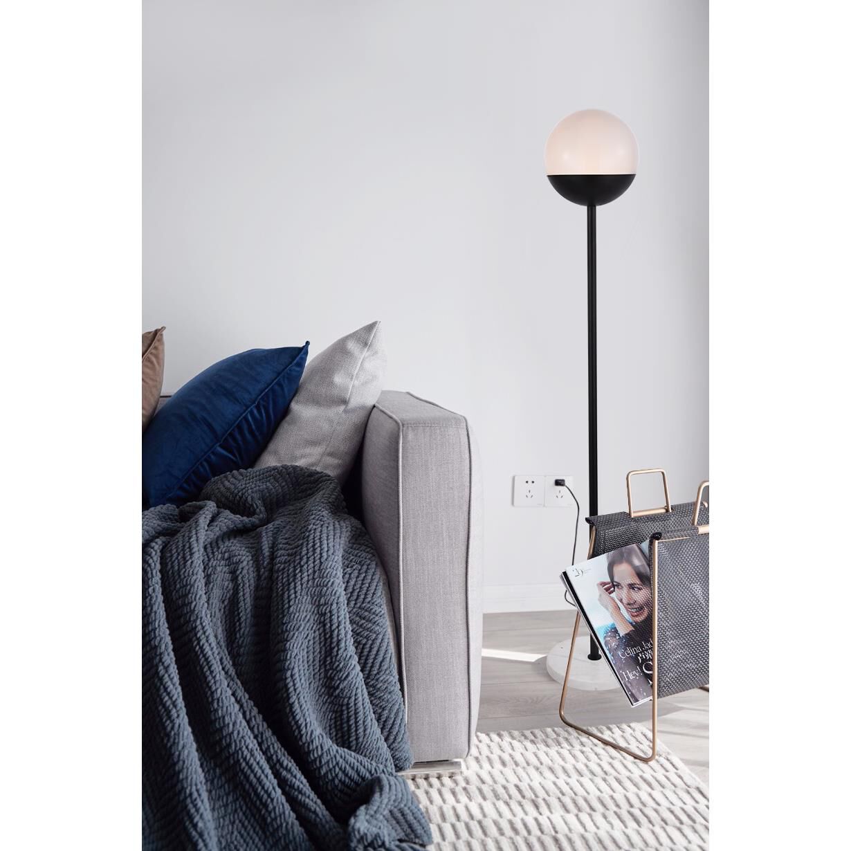 Shown in Black finish and Frosted White  glass