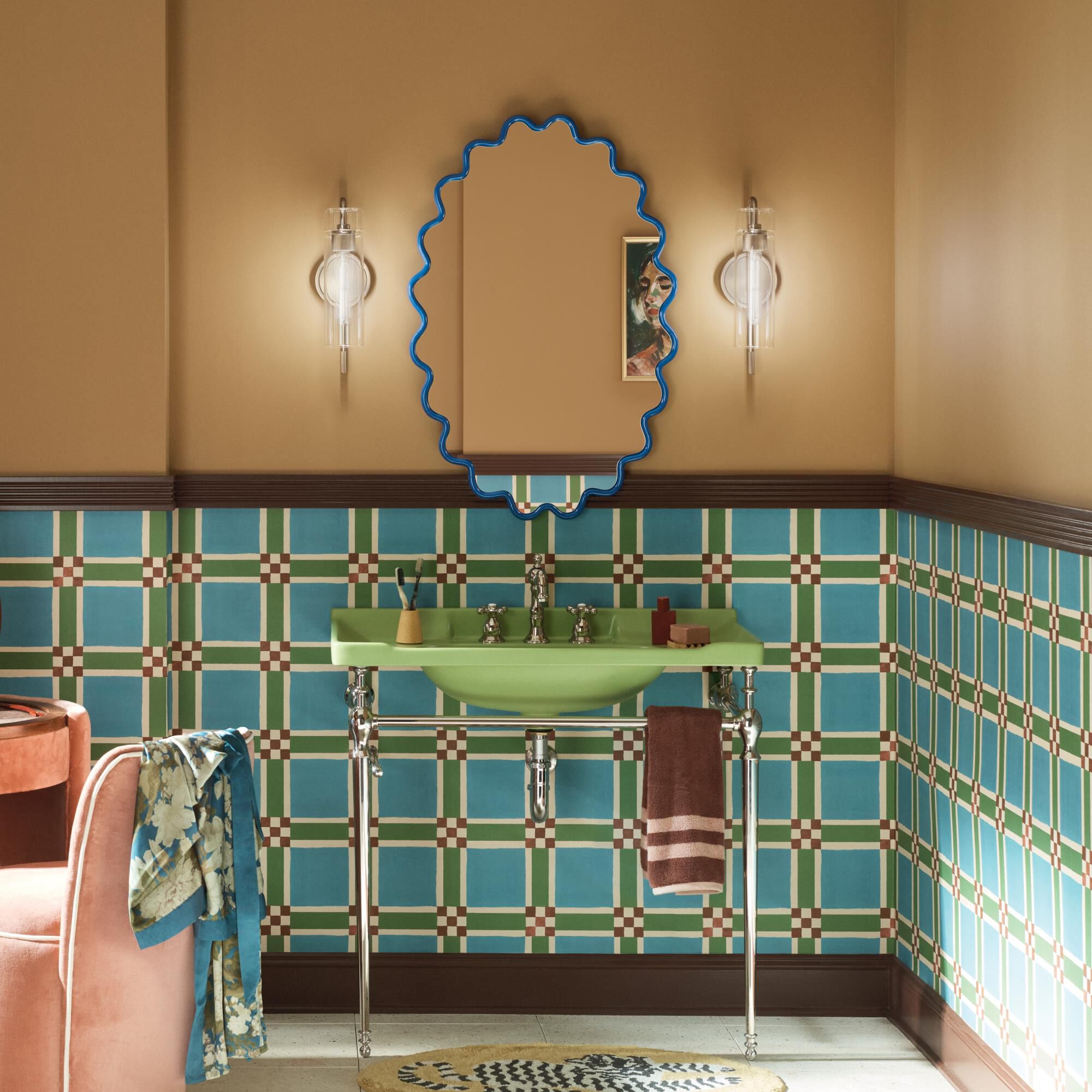 Shown in Champagne Bronze finish and Clear glass