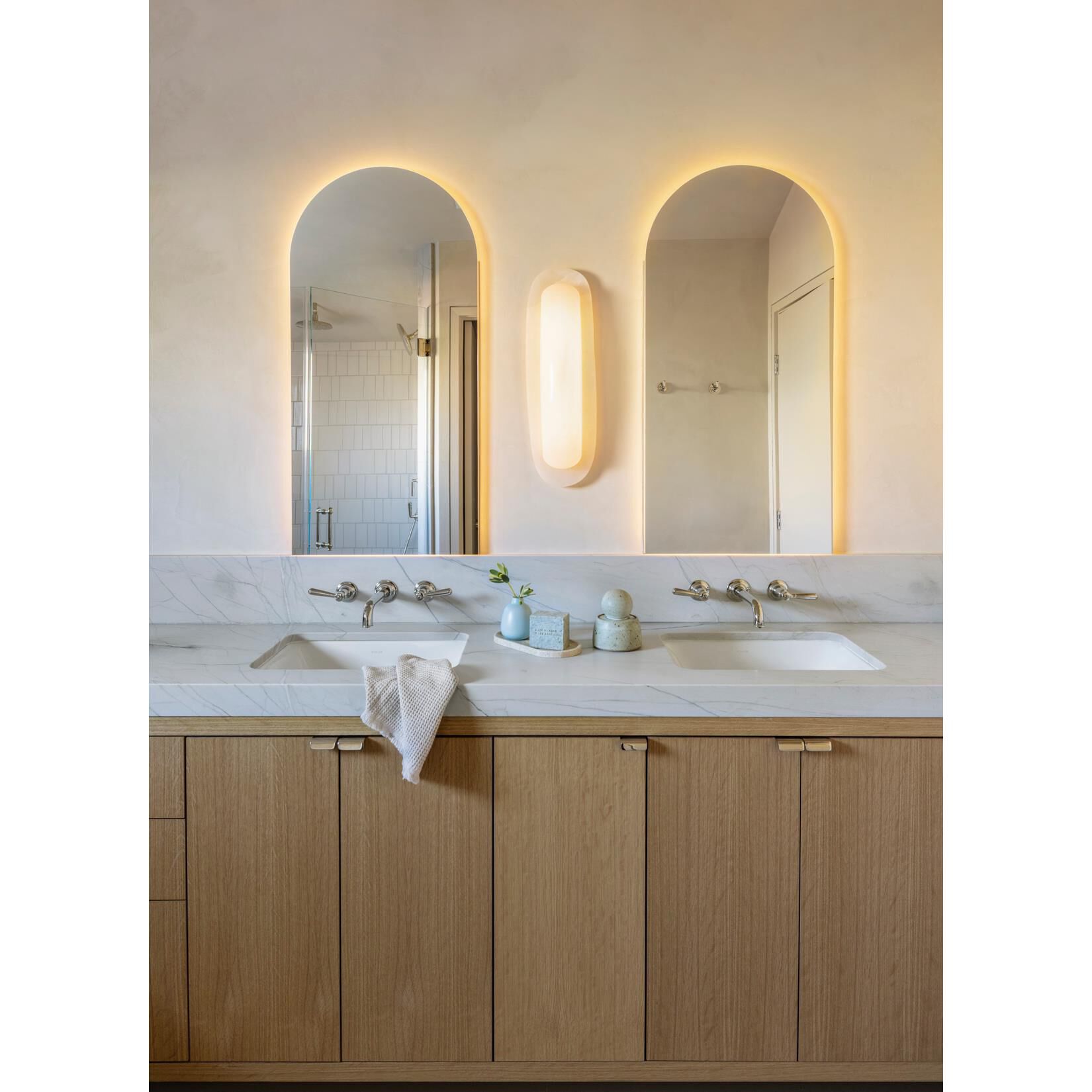 Shown in Vintage Gold Leaf finish and Light Bronze With Optic shade