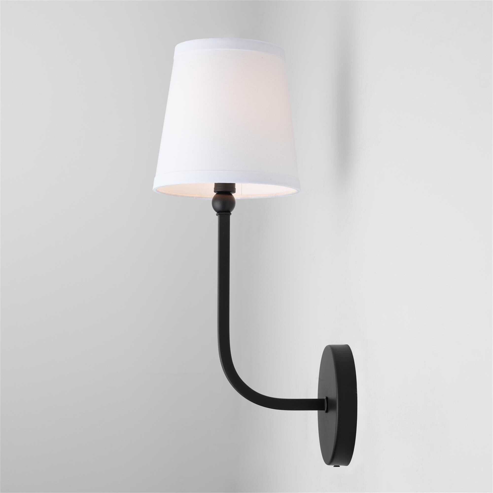 Shown in Matte Black finish and 674 glass
