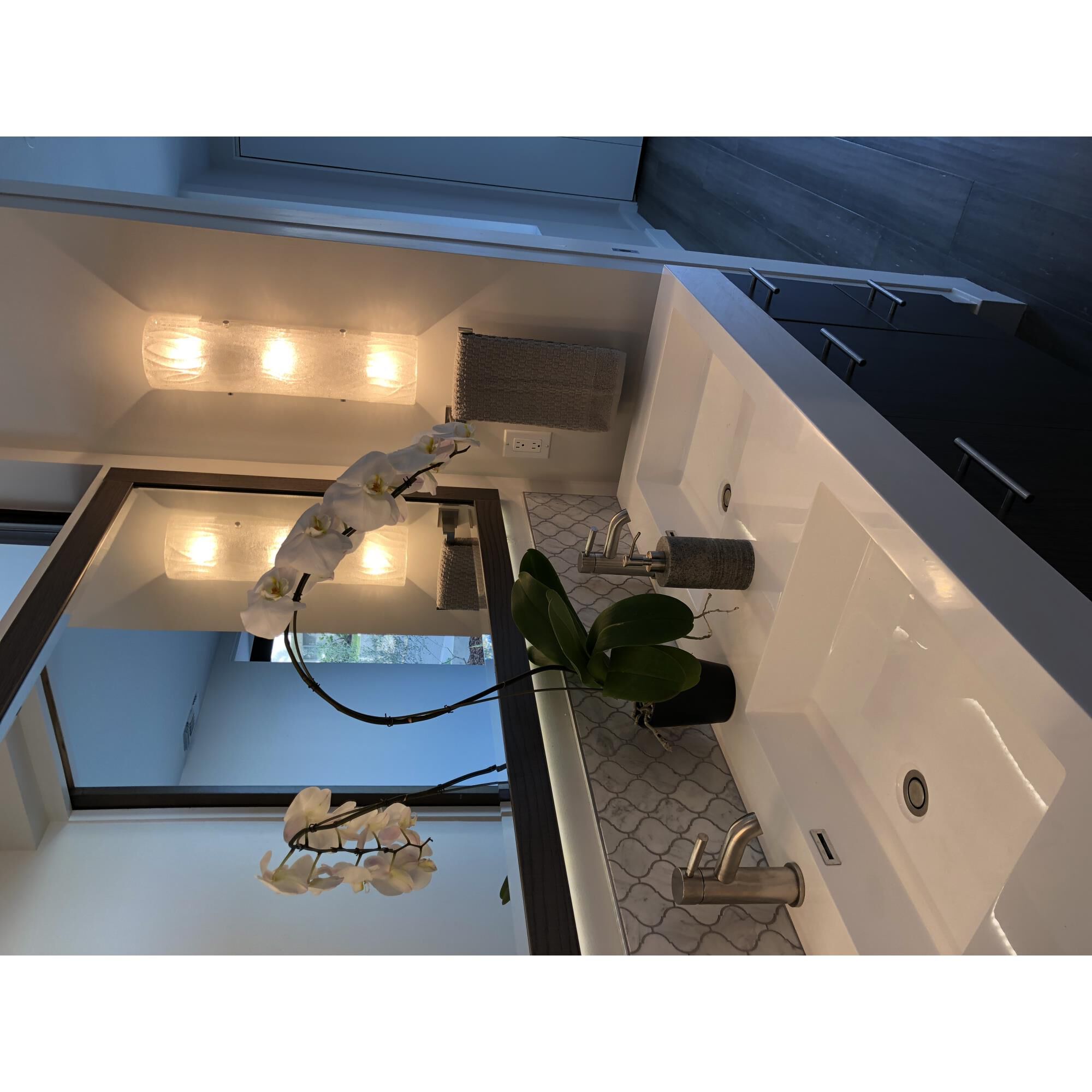 Shown in Chrome finish and Bright Ice glass