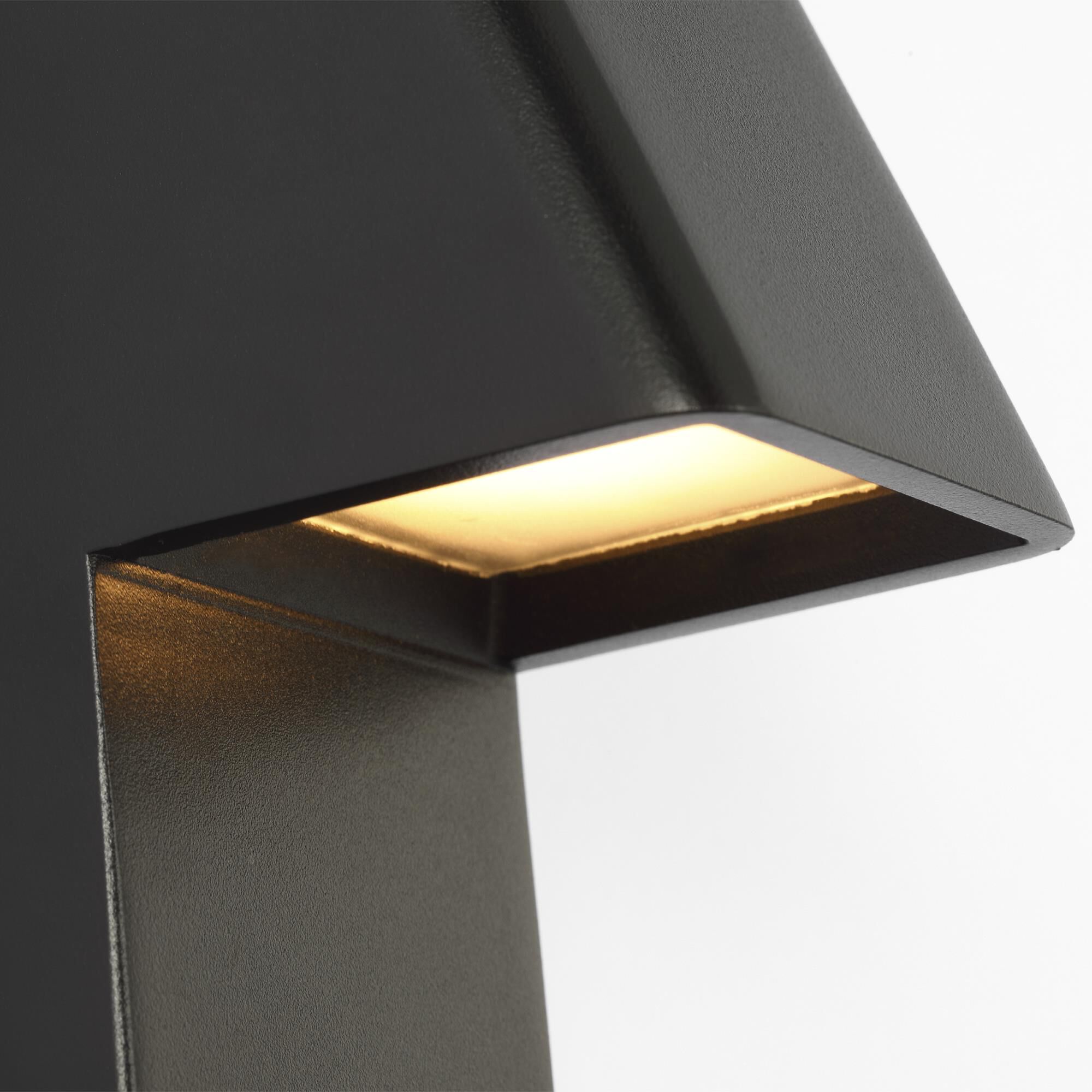 Shown in Outdoor Black finish and Aluminum shade