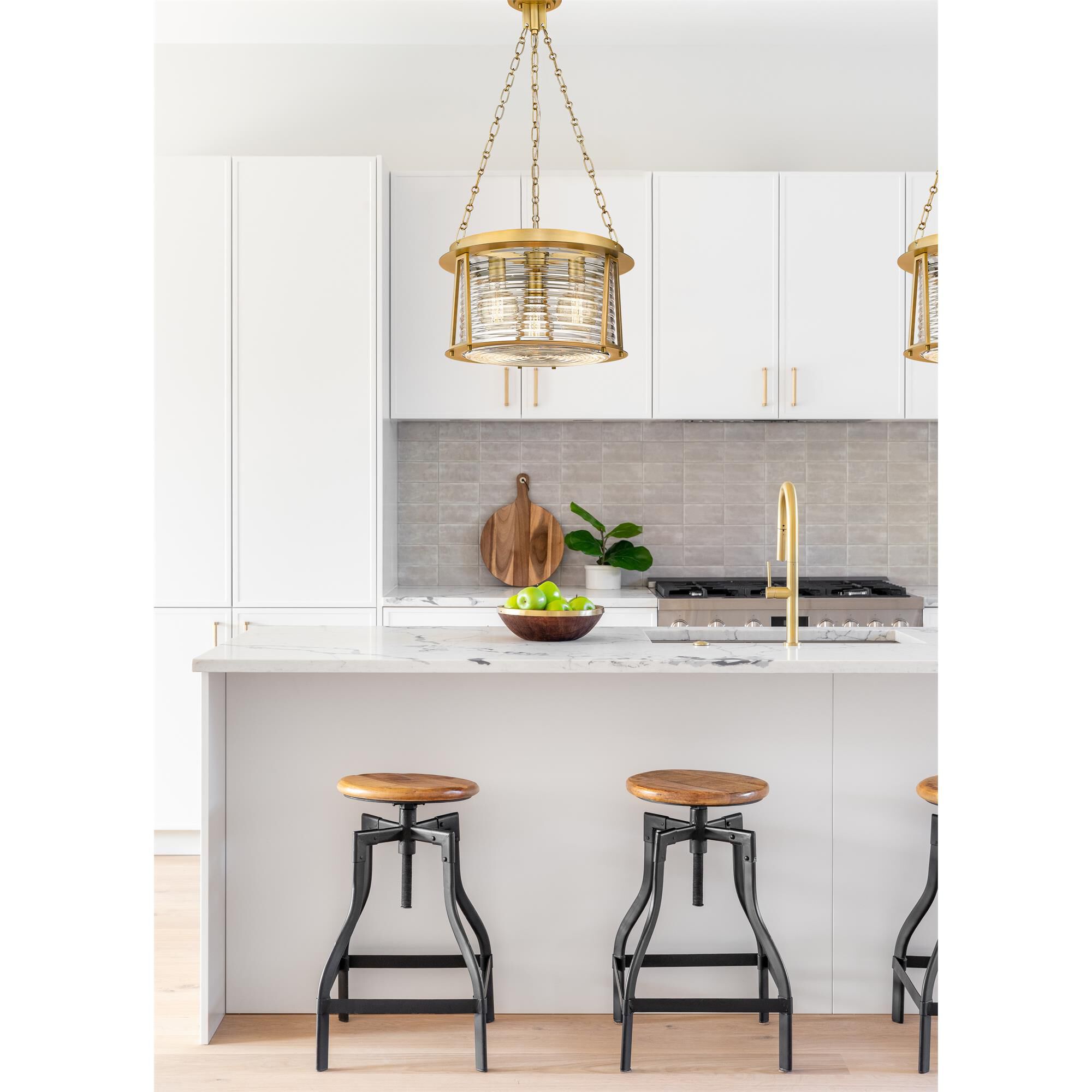 Shown in Rubbed Brass finish and Water Hammered glass