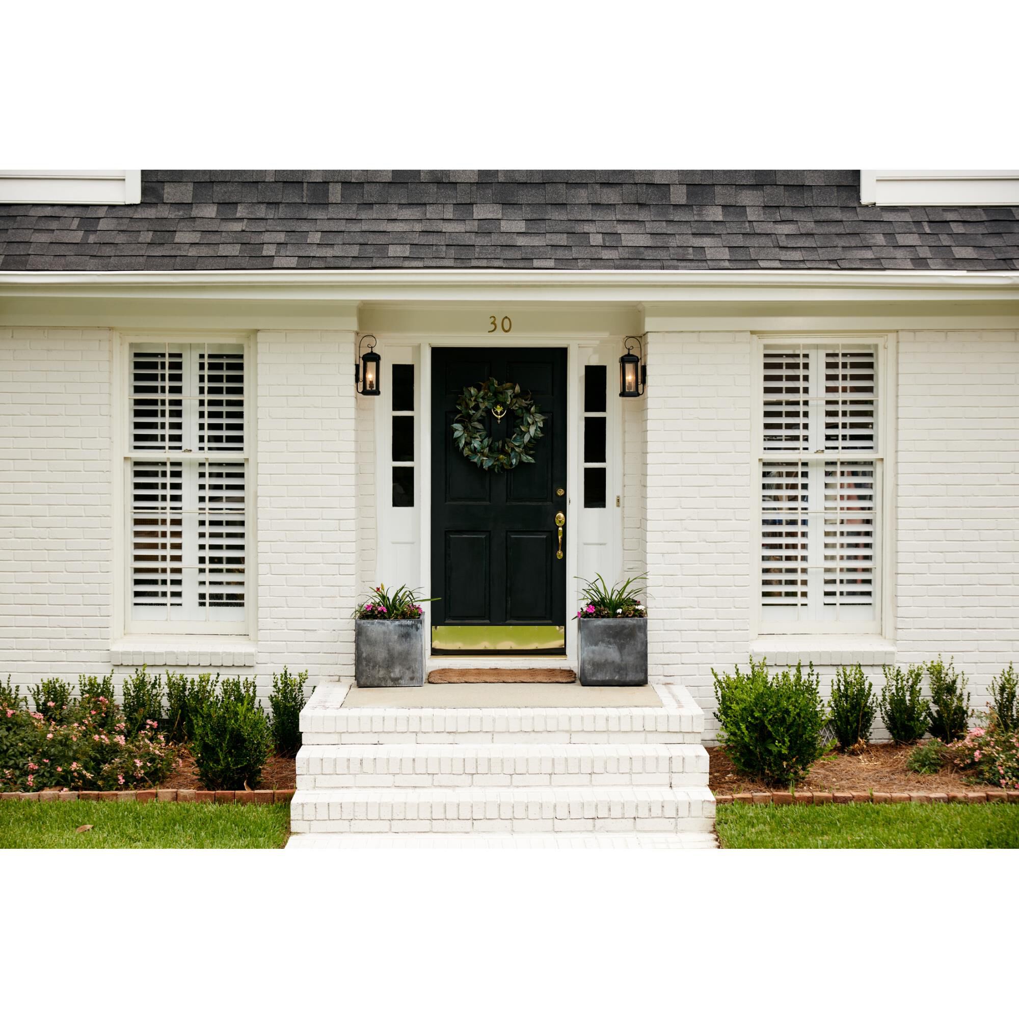 Shown in Mystic Black finish and Clear Seedy glass