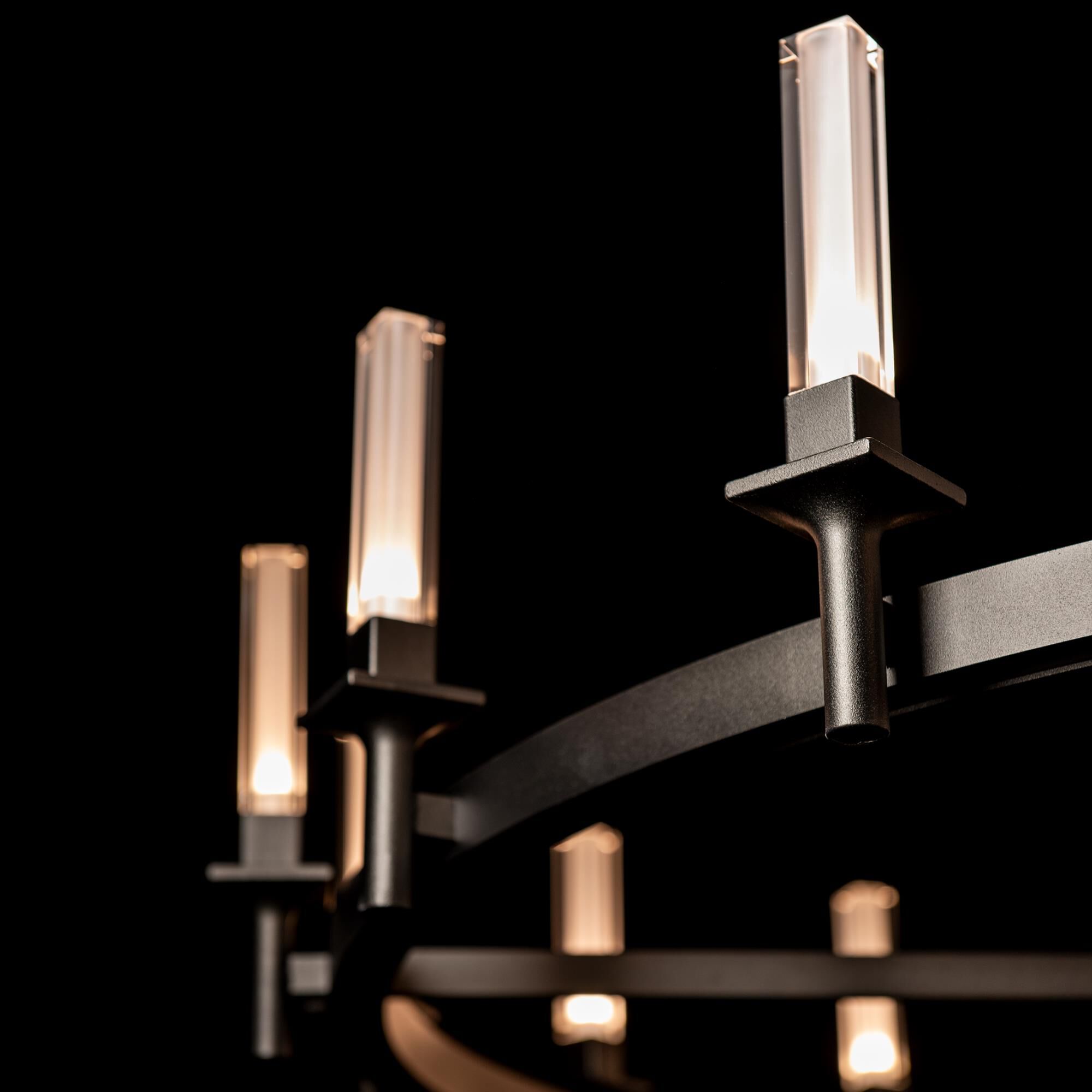 Shown in Oil Rubbed Bronze finish and Frosted shade
