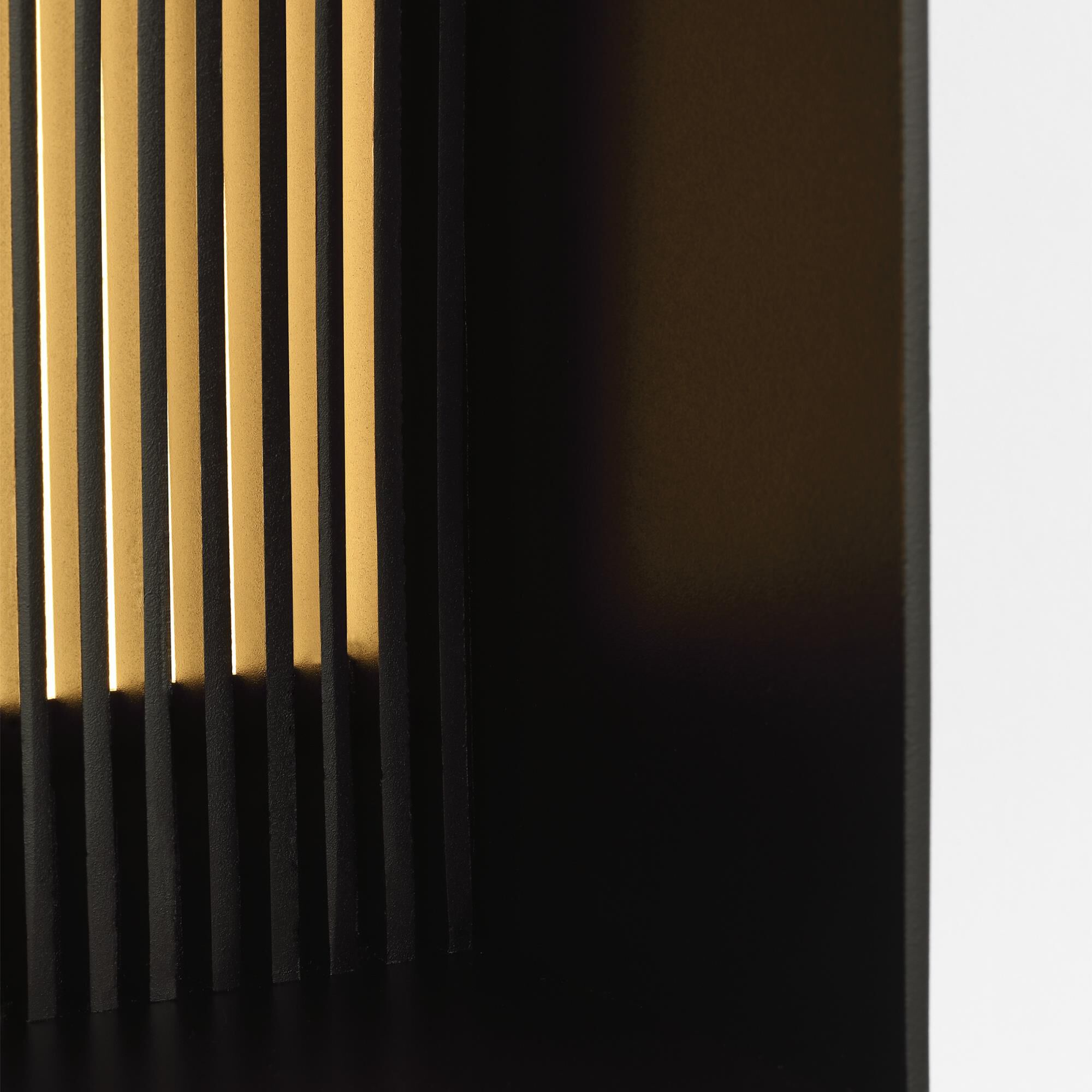 Shown in Outdoor Black finish and Aluminum shade