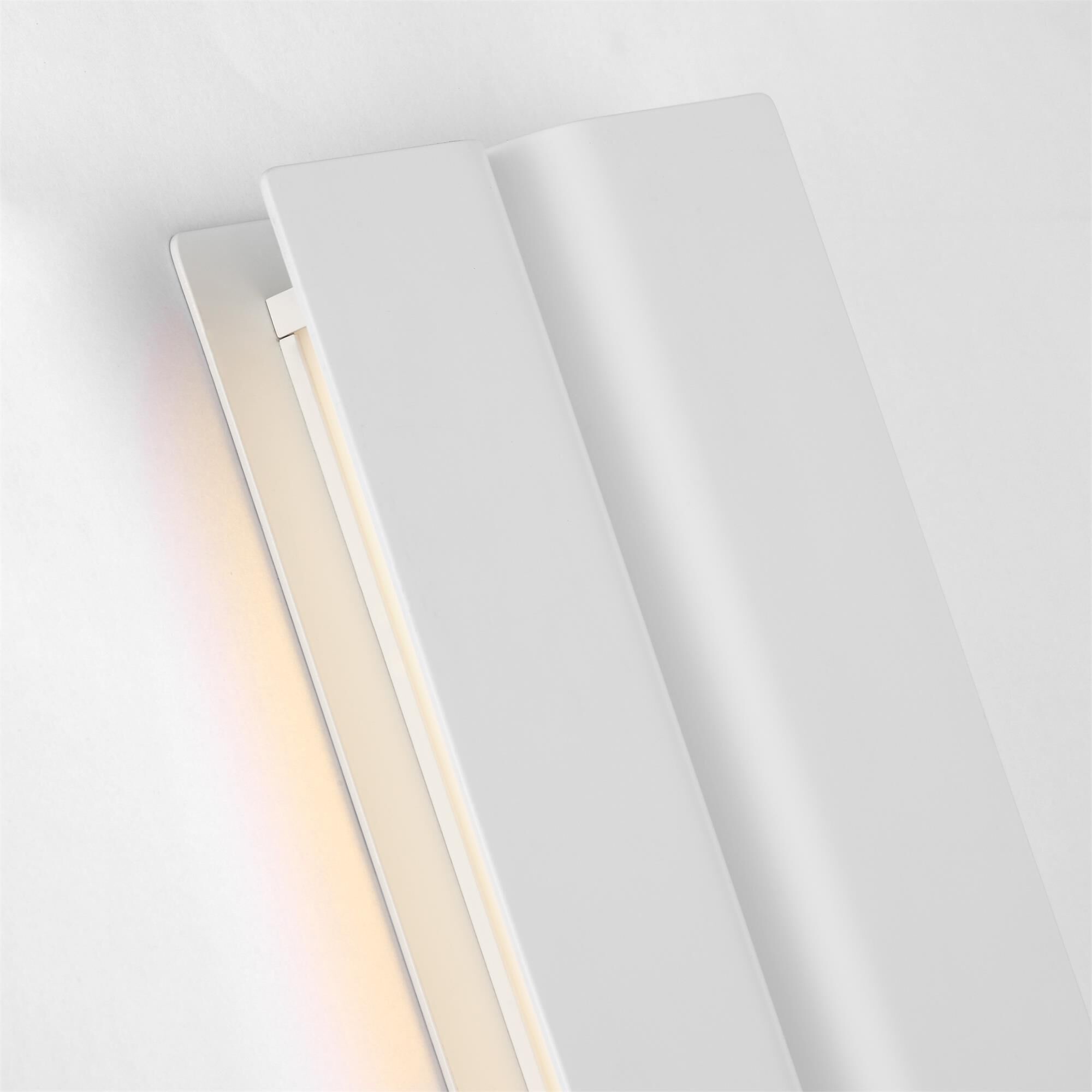 Shown in Matte White finish and Aluminum shade
