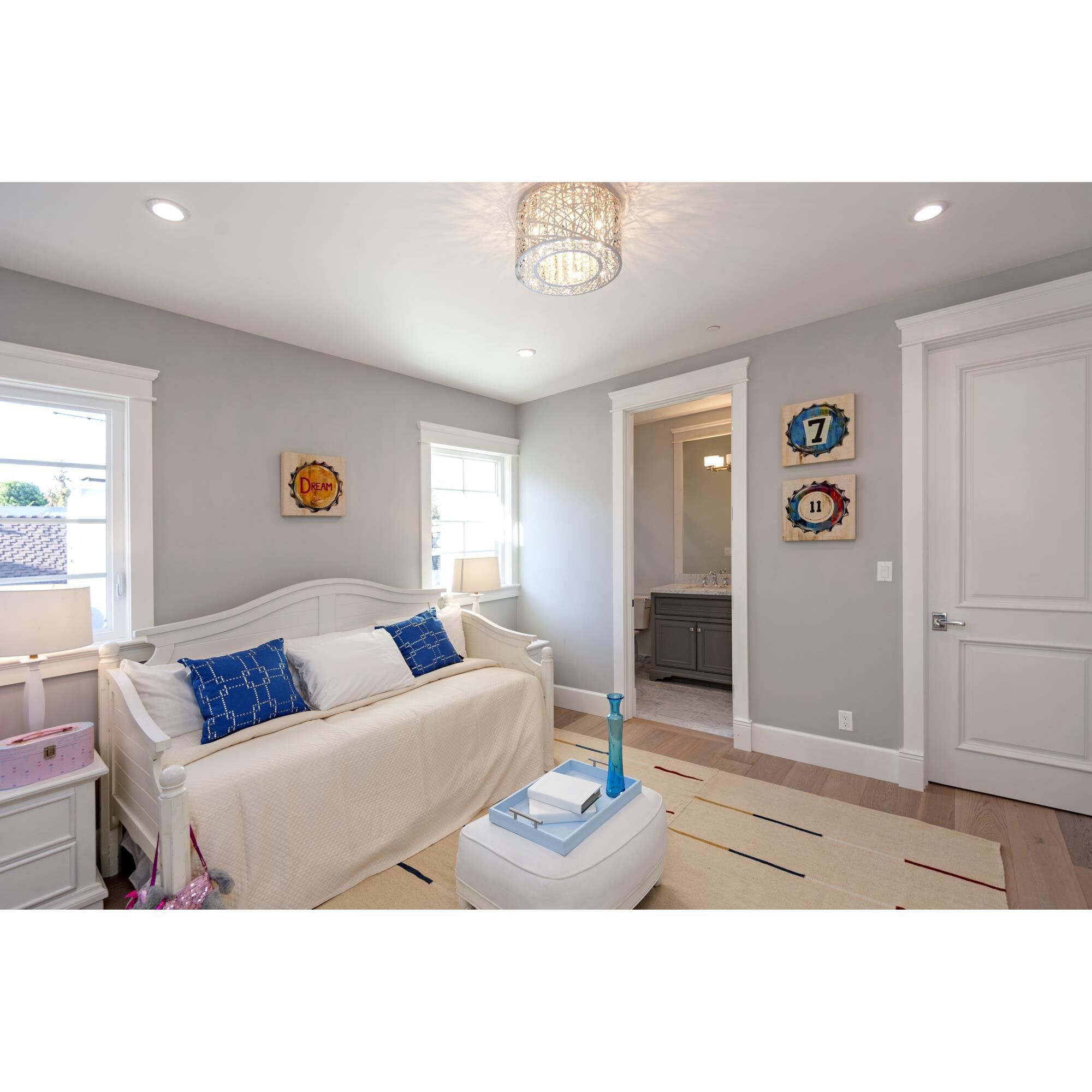 Shown in Polished Chrome finish and Clear crystal and Clear And White glass