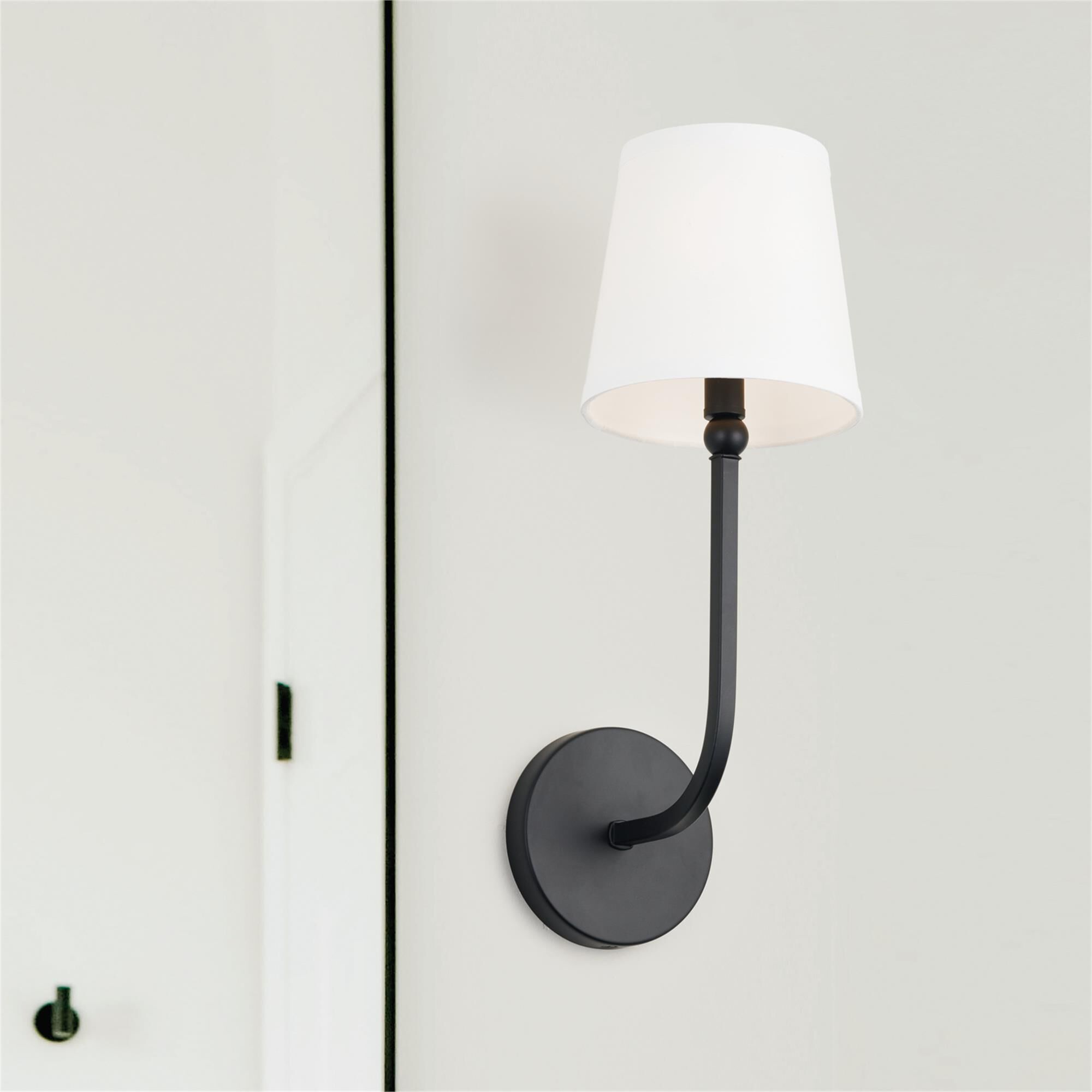 Shown in Matte Black finish and 674 glass