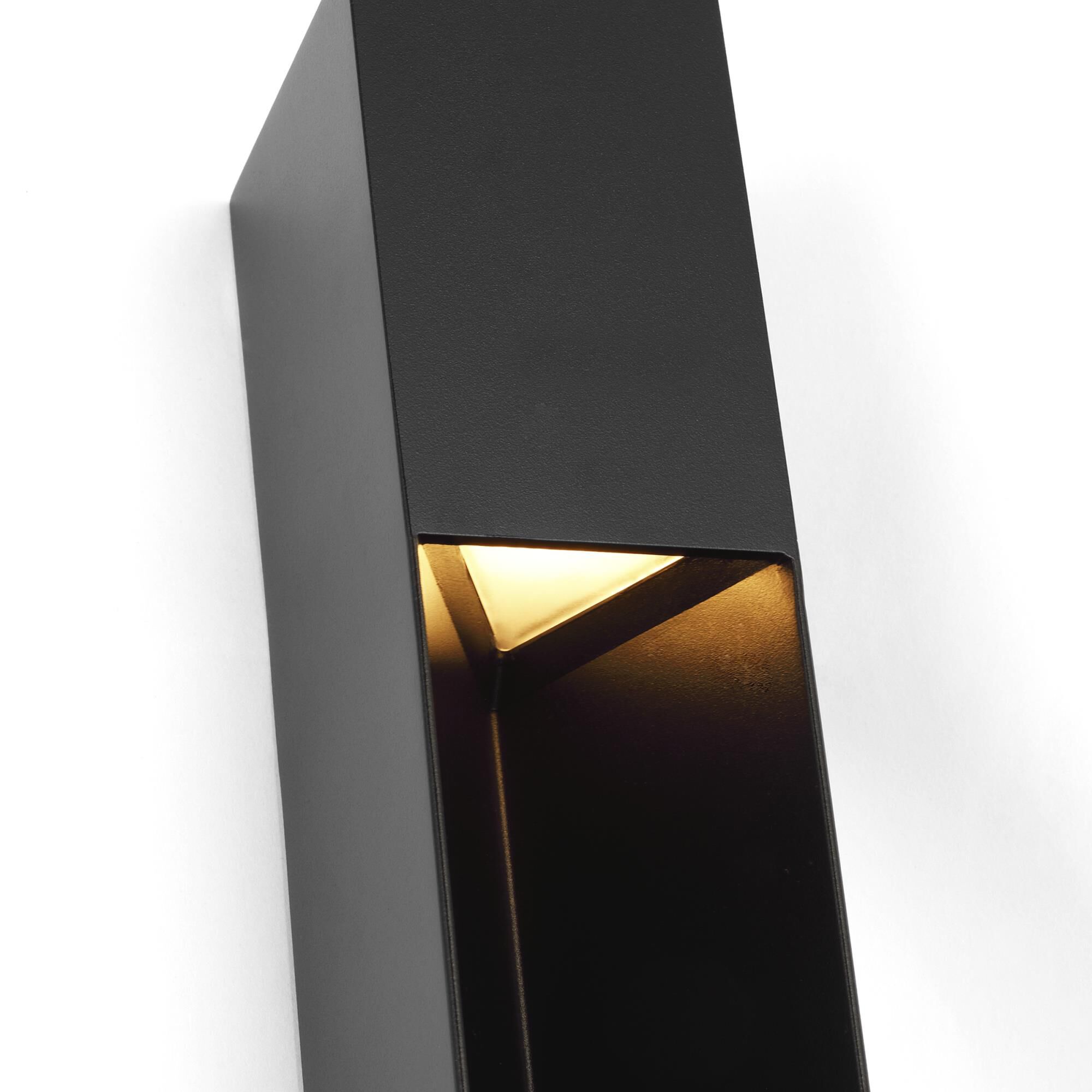 Shown in Outdoor Black finish and Aluminum shade