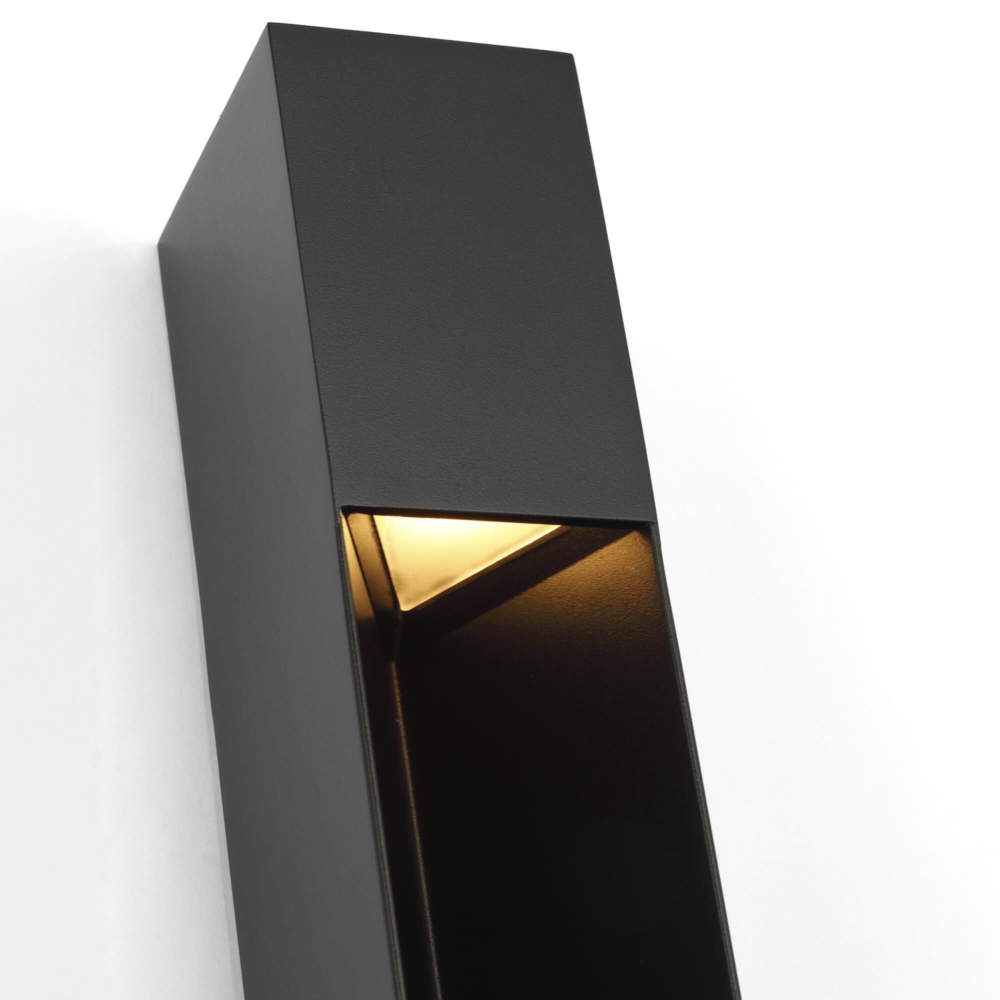 Shown in Outdoor Black finish and Aluminum shade