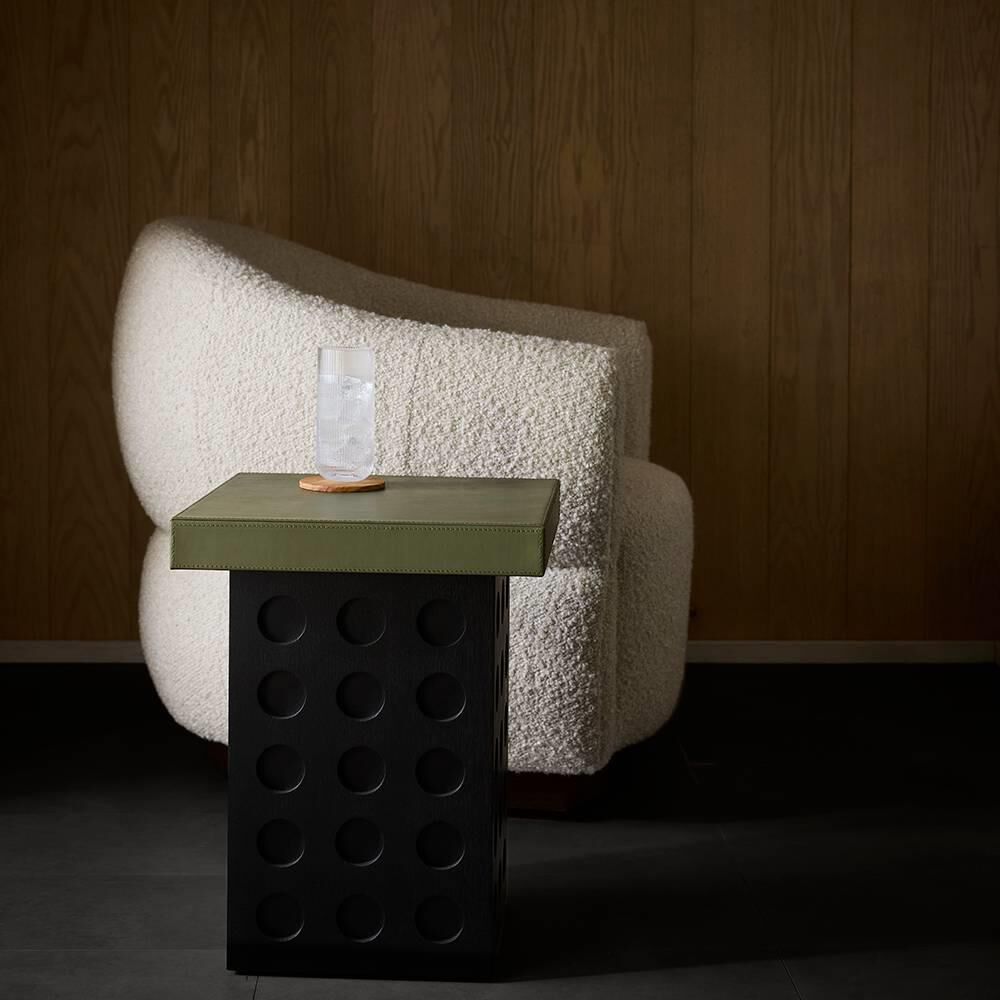 Shown in Pistachio and Ebony finish