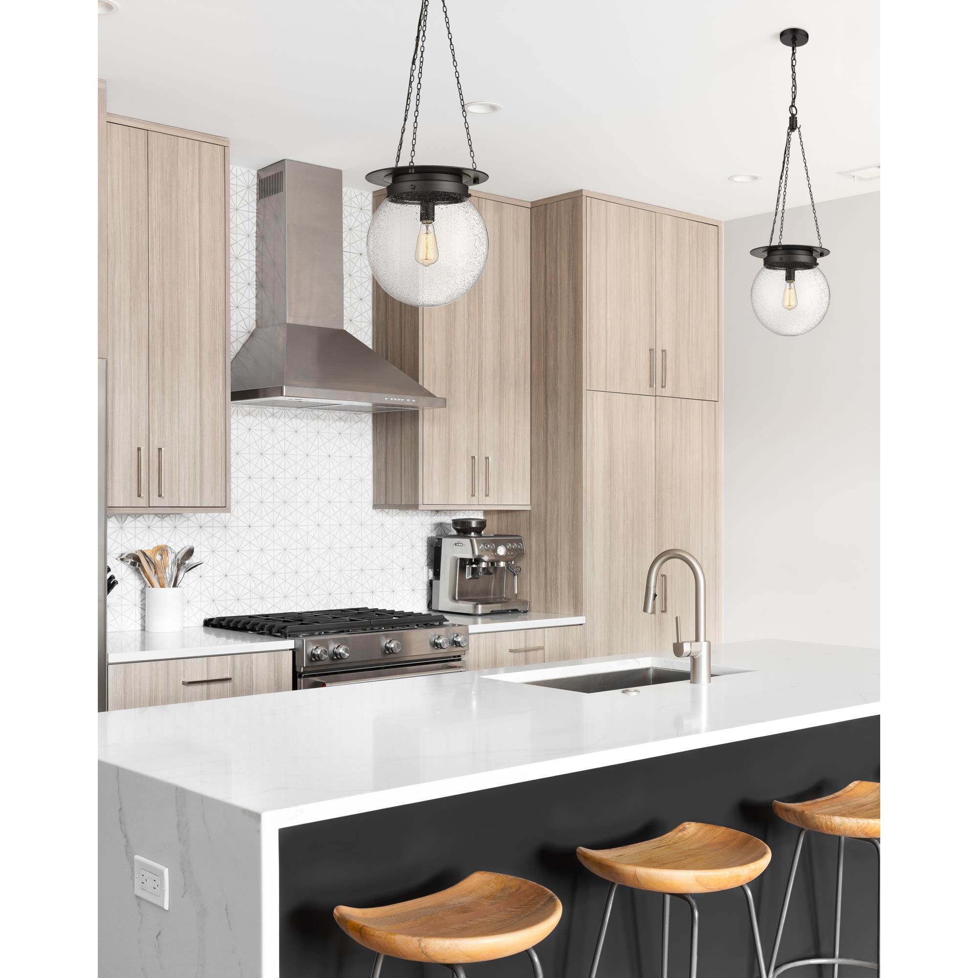 Shown in Matte Black finish and Clear Seedy glass