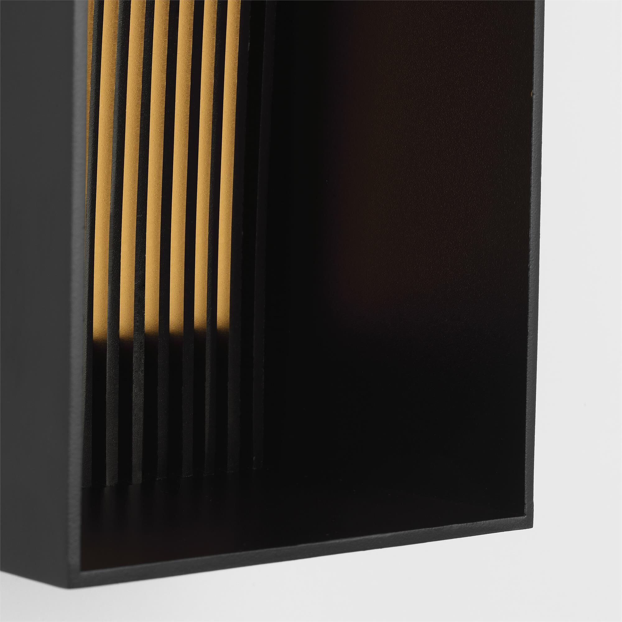 Shown in Outdoor Black finish and Aluminum shade