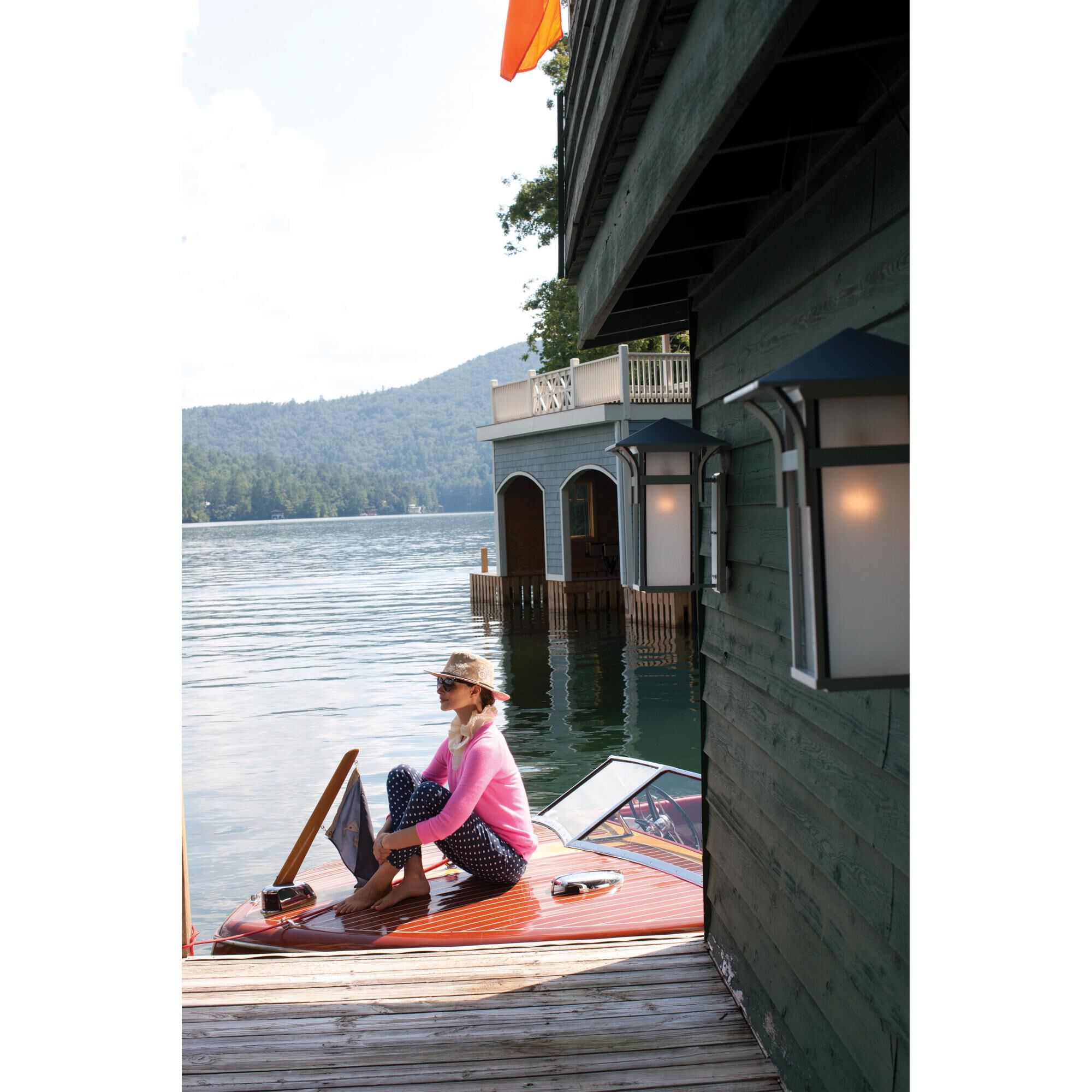 Shown in Satin Black finish and Etched Seedy Bound glass