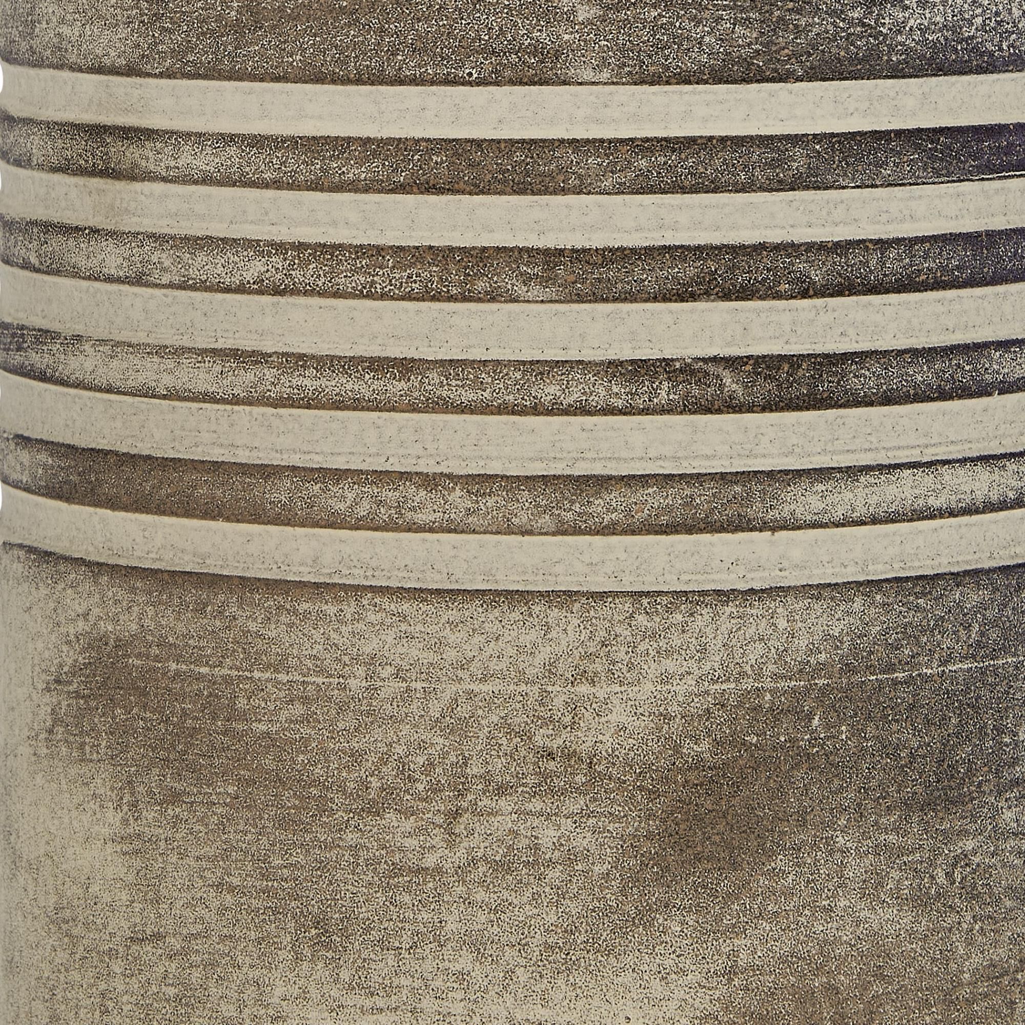 Shown in Brown finish and Round with Liner shade