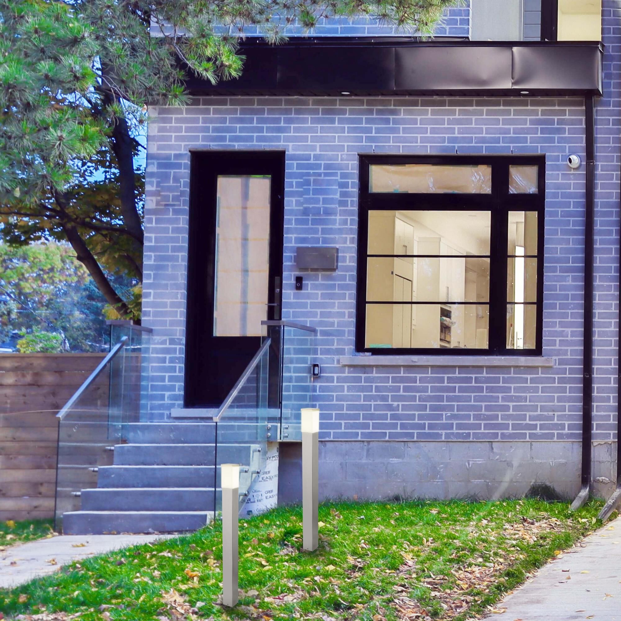 Shown in Stainless Steel finish and Opal Frosted glass