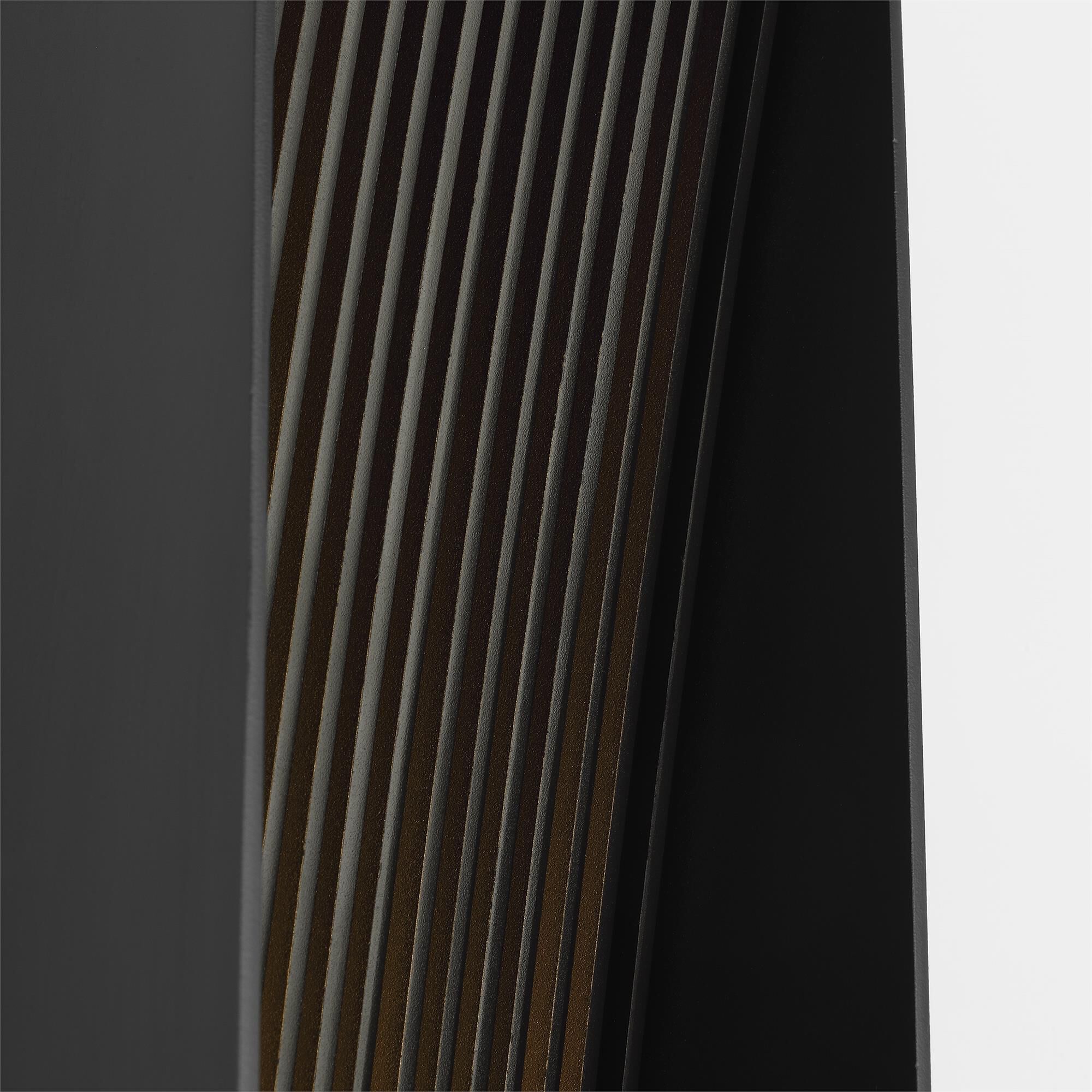 Shown in Outdoor Black finish and Aluminum shade