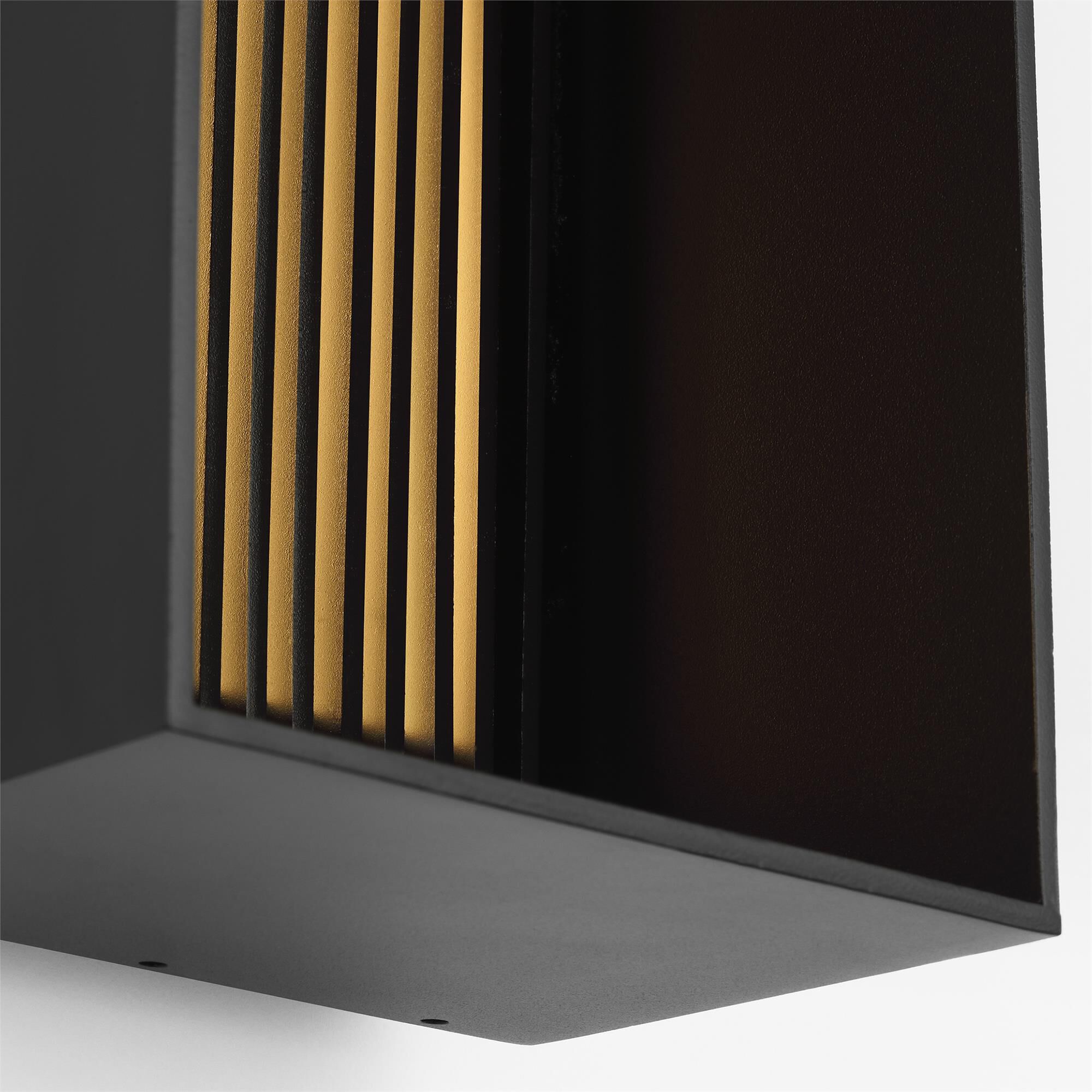Shown in Outdoor Black finish and Aluminum shade