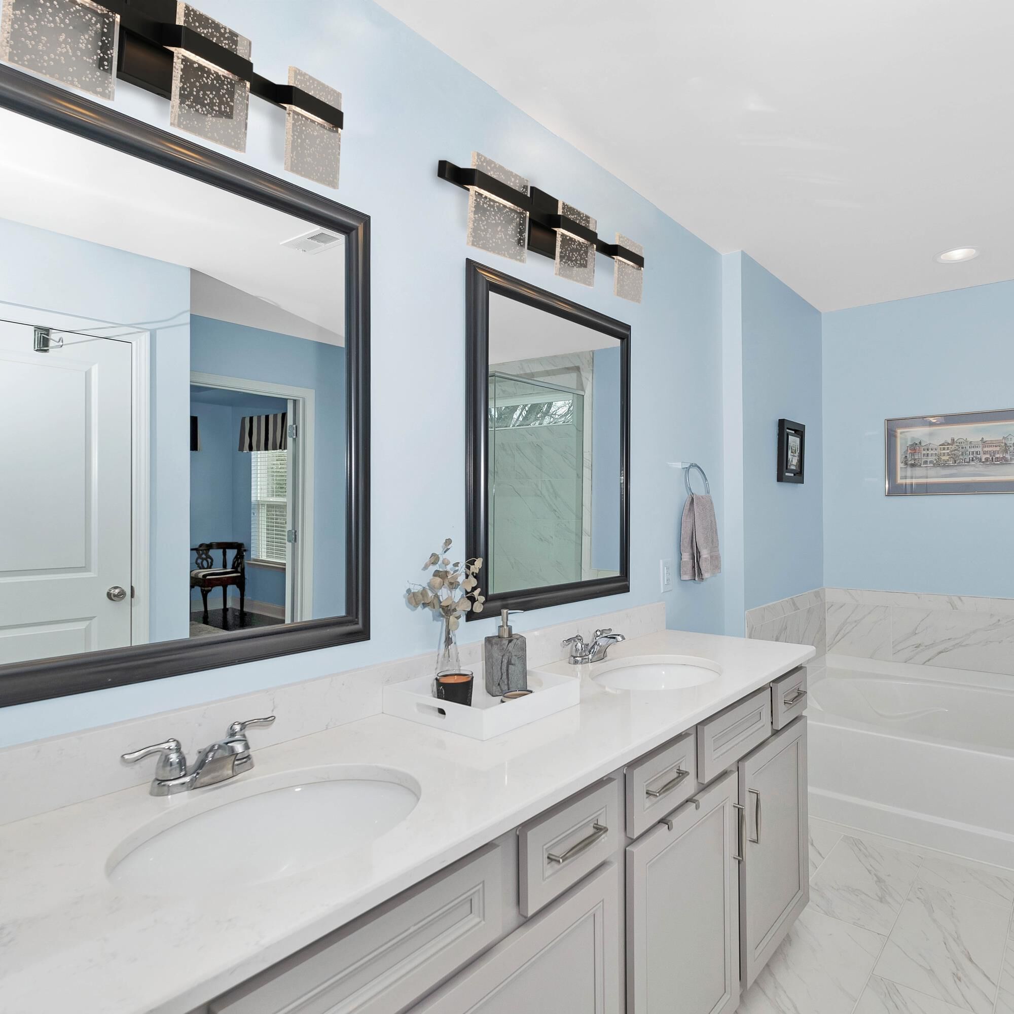 Shown in Black finish and Clear Seedy Acrylic shade