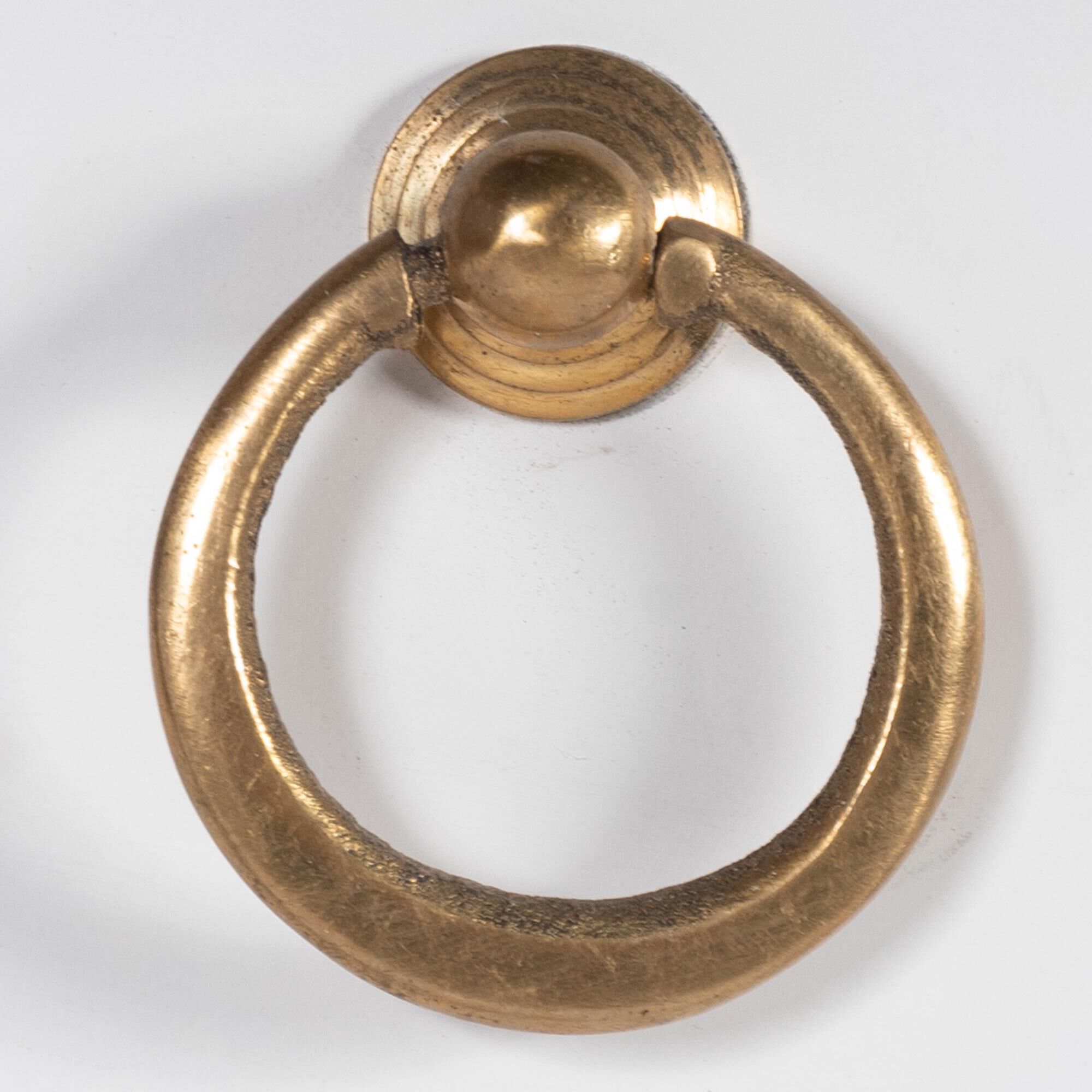 Shown in Glossy White finish