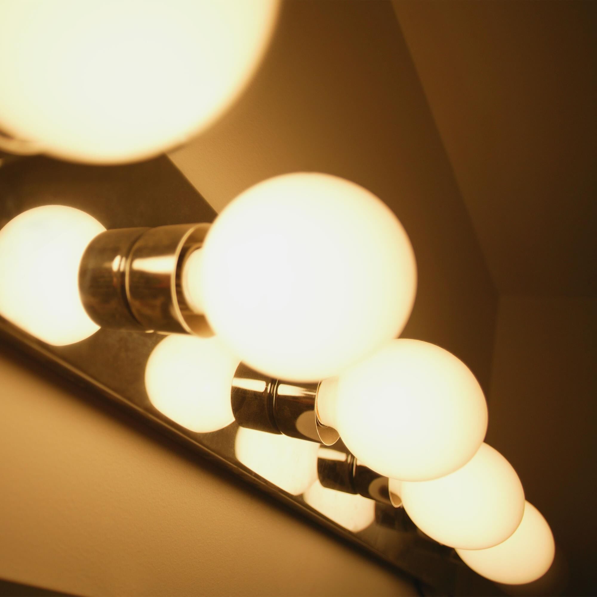 Dimmable 7 Watt 2700K G25 LED Light Bulb,