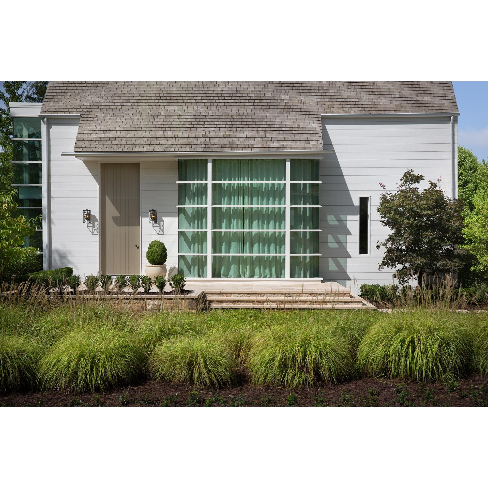 Shown in Black finish and Clear Mitered glass