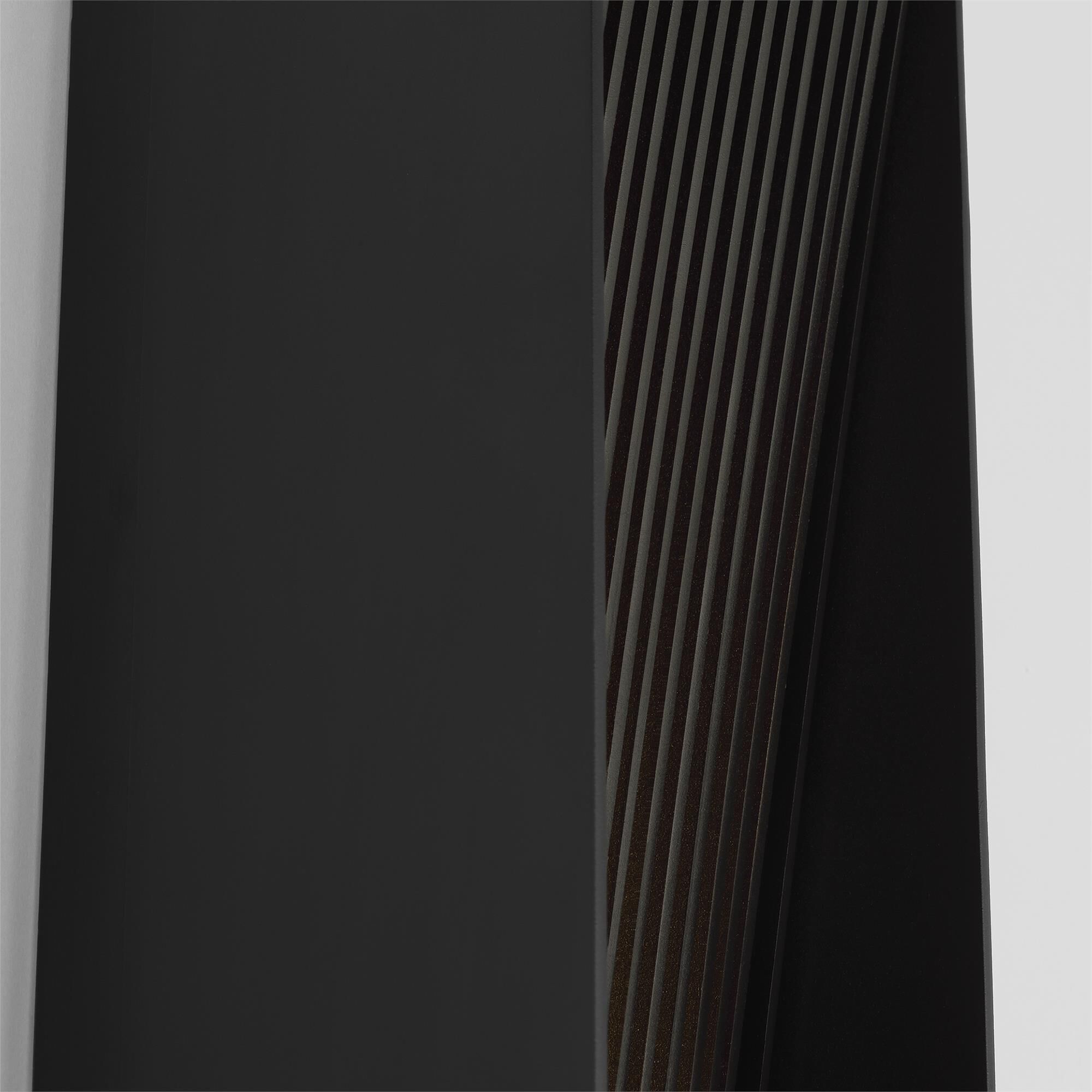 Shown in Outdoor Black finish and Aluminum shade