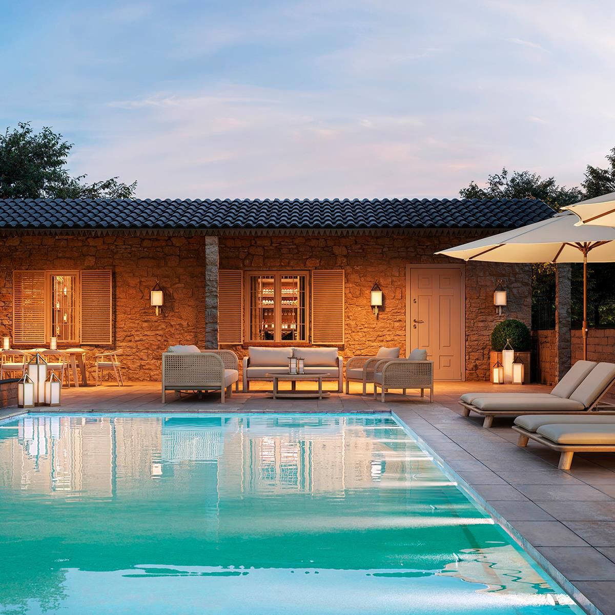 Shown in Aged Teak, Beige Rope, Viola Sand finish