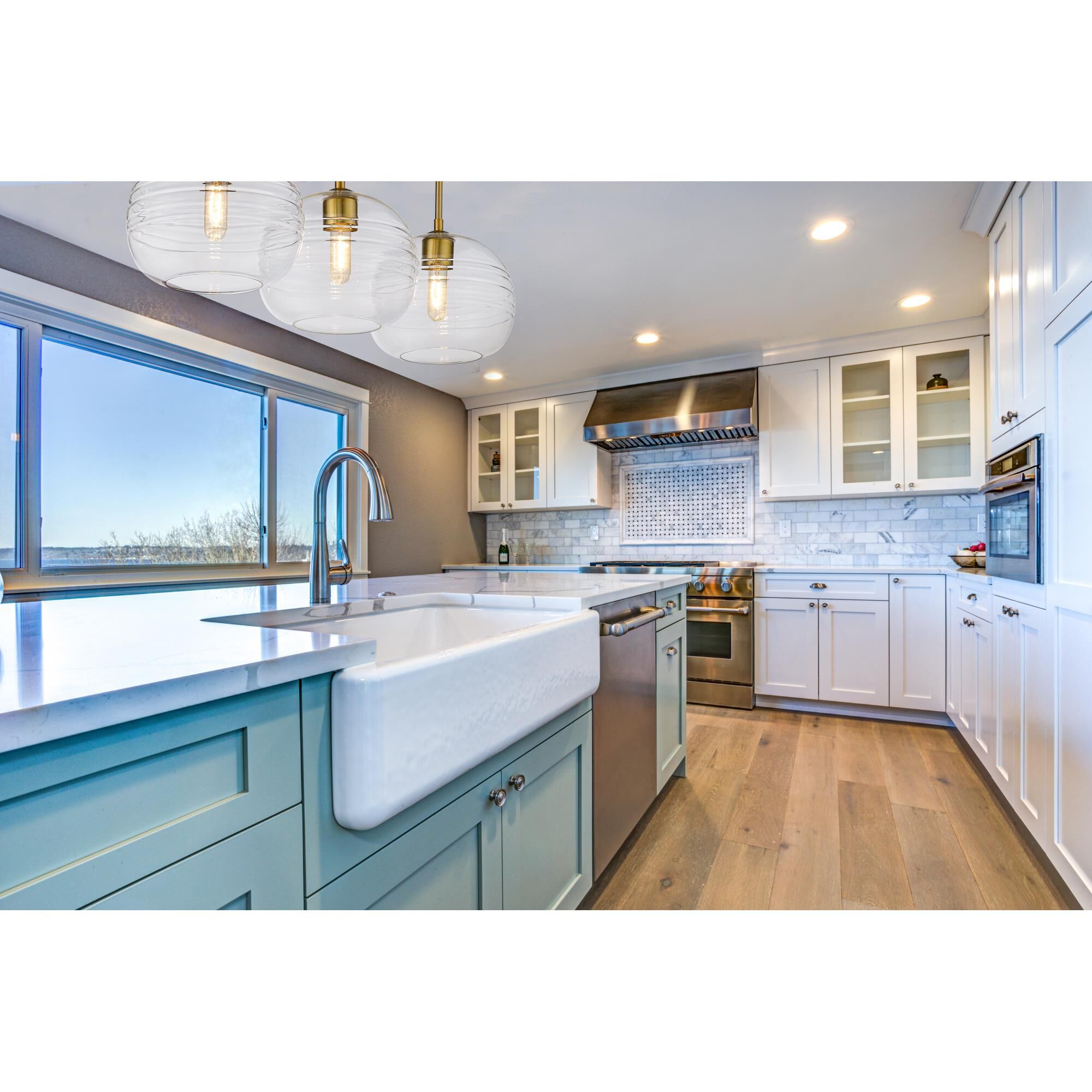 Shown in Olde Brass finish and Glass shade